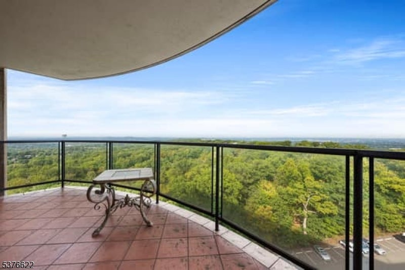 Verona Twp., New Jersey, 07044, United States, 2 Bedrooms Bedrooms, ,2 BathroomsBathrooms,Residential,For Sale,1976257