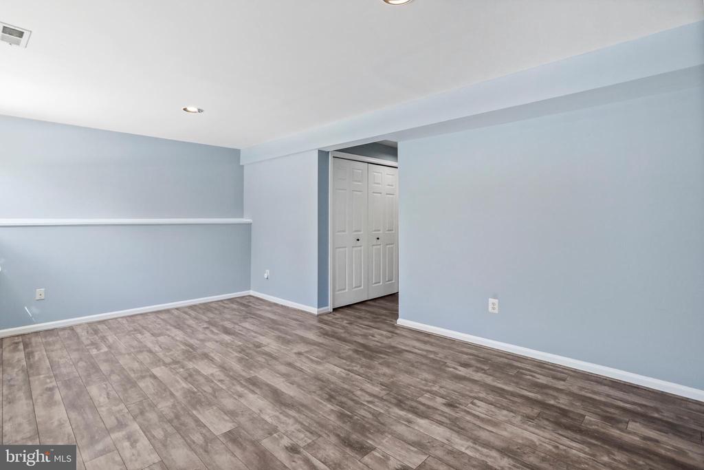 Sterling, Virginia, 20164, United States, 2 Bedrooms Bedrooms, ,3 BathroomsBathrooms,Residential,For Sale,2015095