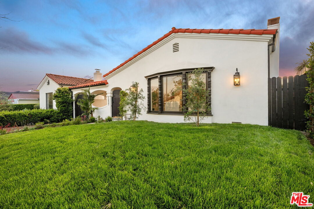 Los Angeles, California, 90019, United States, 4 Bedrooms Bedrooms, ,4 BathroomsBathrooms,Residential,For Sale,1889946