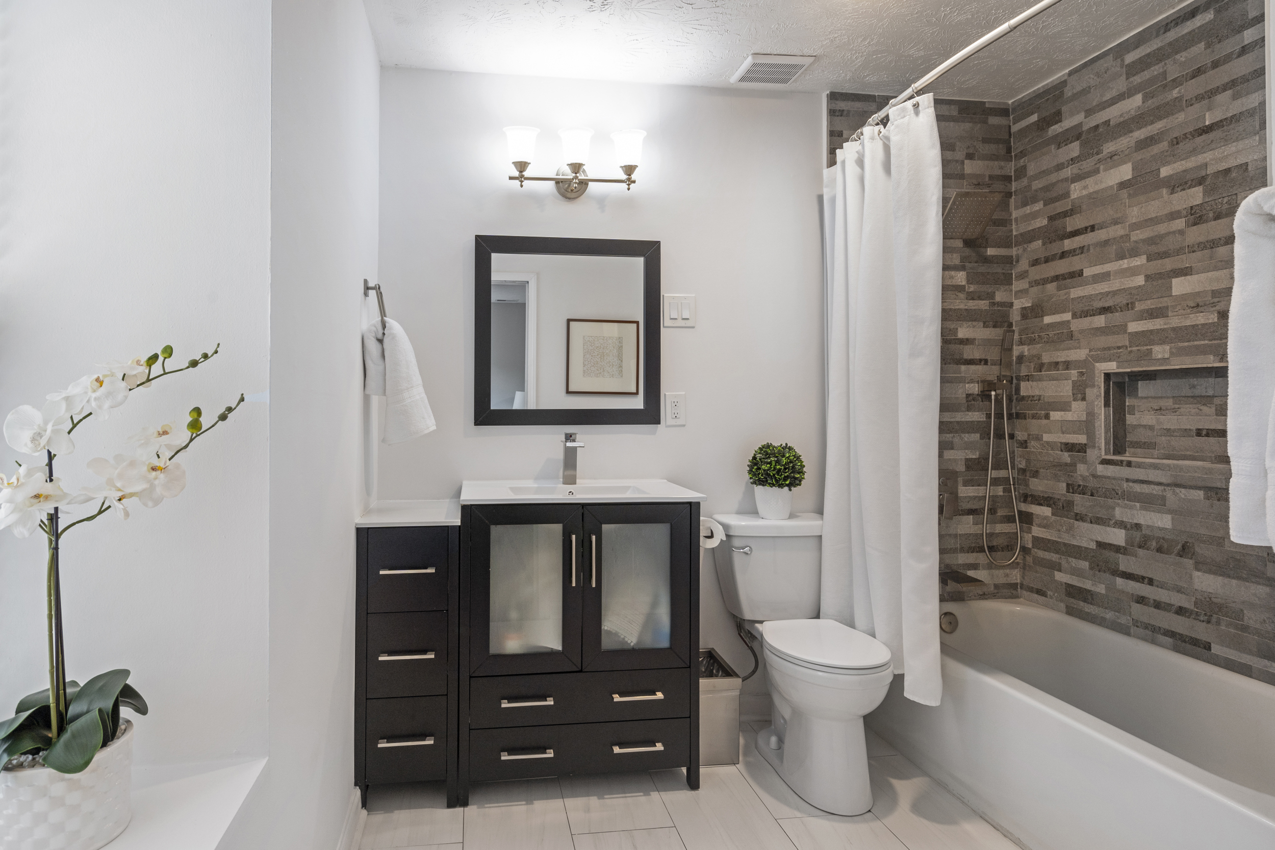  Bright, Stylish and Beautifully Updated Two Bedroom Townhome - 物件實景