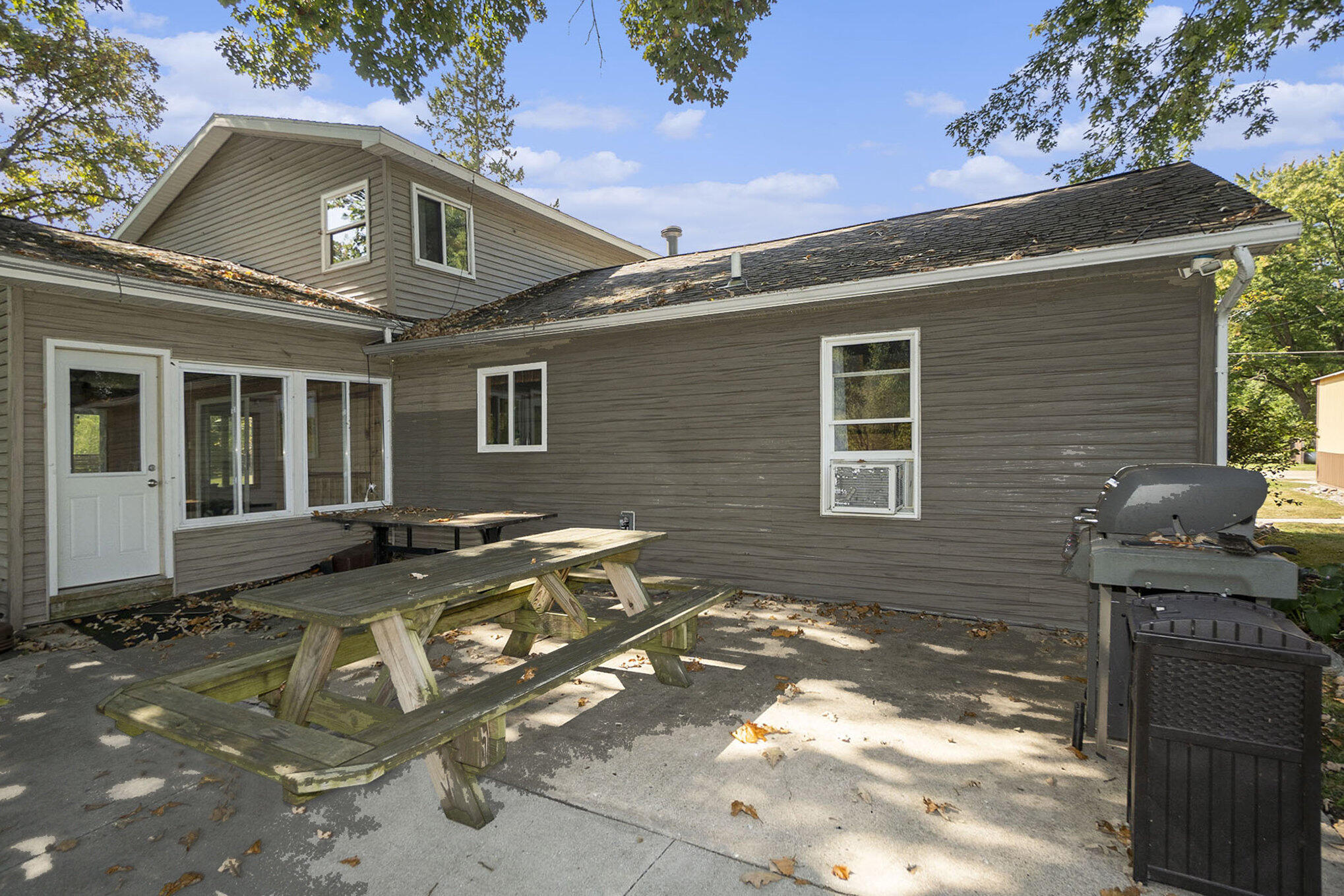 Newaygo, Michigan, 49337, United States, 5 Bedrooms Bedrooms, ,2 BathroomsBathrooms,Residential,For Sale,1982791