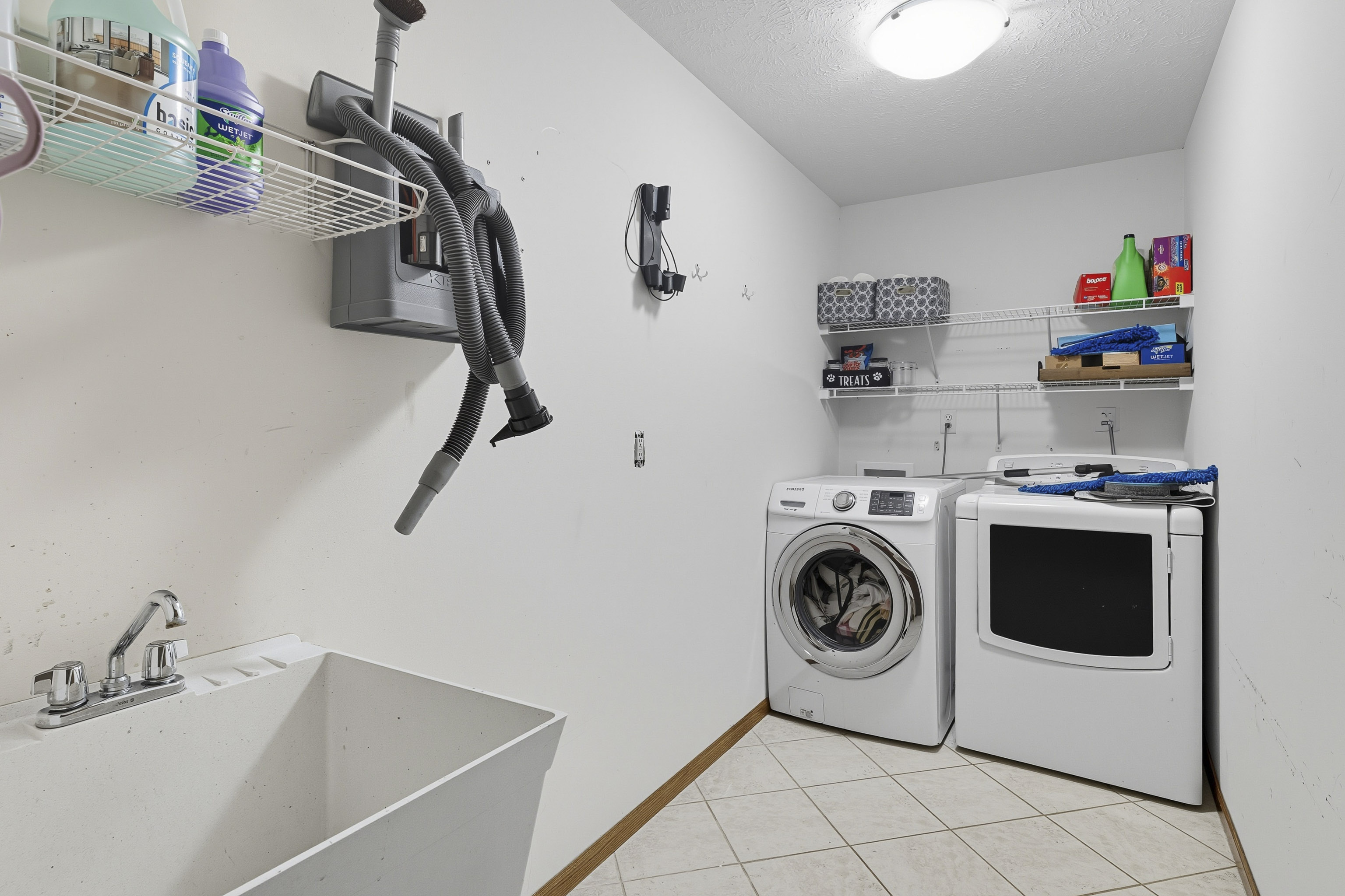 Manhattan, Kansas, 66502, United States, 5 Bedrooms Bedrooms, ,3 BathroomsBathrooms,Residential,For Sale,1960988