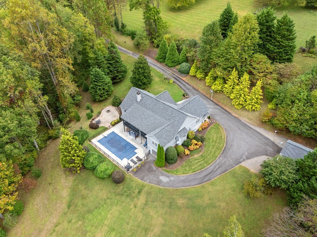 Hayesville, North Carolina, 28904, United States, 3 Bedrooms Bedrooms, ,4 BathroomsBathrooms,Residential,For Sale,1974136