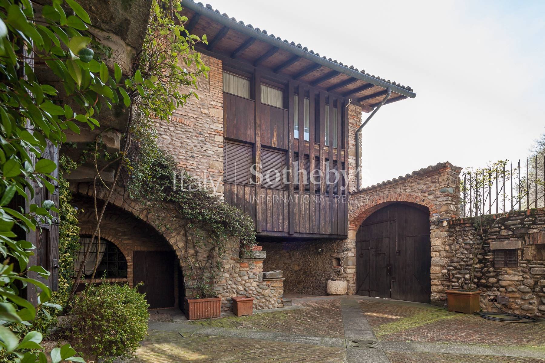  Period Castle with Medieval Tower between Milan and Bergamo - 物件實景