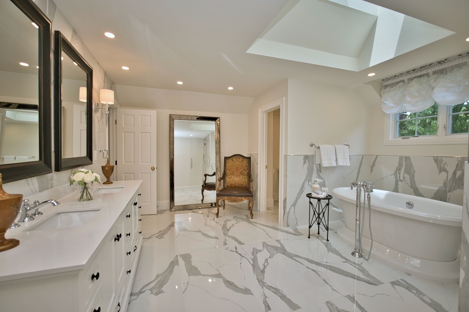 Lake Forest, Illinois, 60045, United States, 4 Bedrooms Bedrooms, ,5 BathroomsBathrooms,Residential,For Sale,1986111