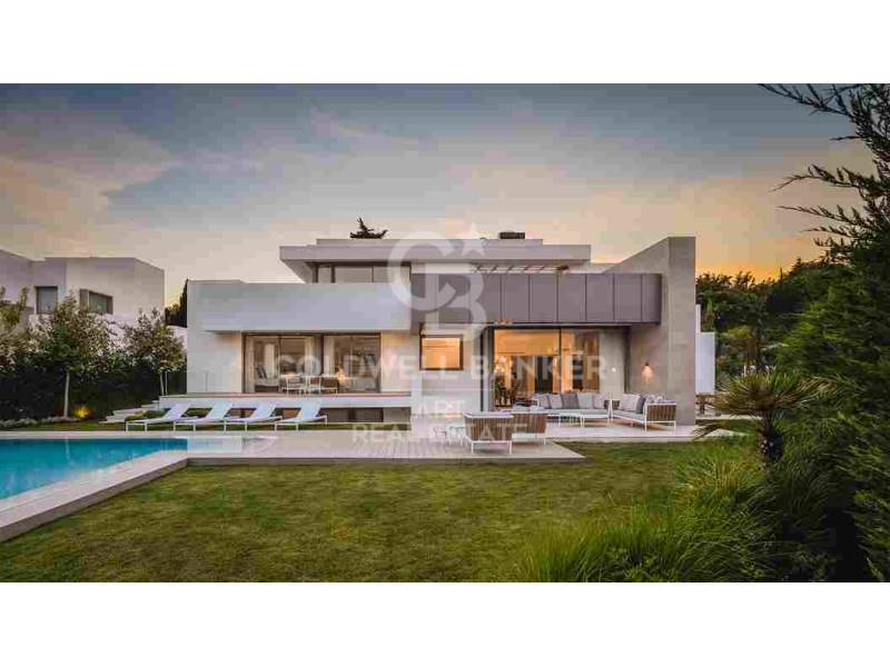 Estepona, Andalusia, ES, 5 Bedrooms Bedrooms, ,5 BathroomsBathrooms,Residential,For Sale,1796755