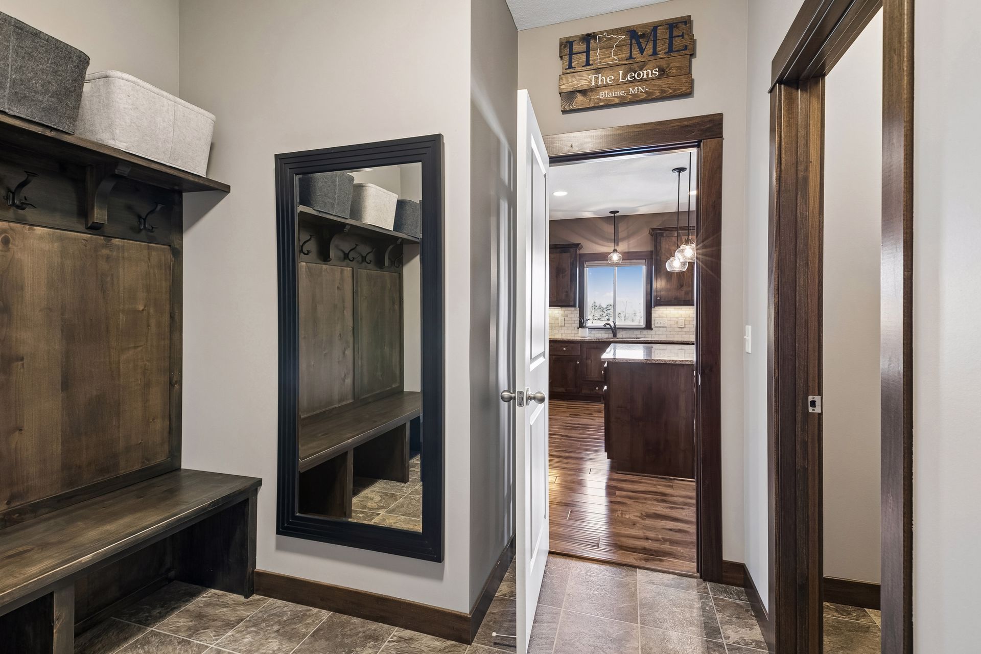  Elegant Living with Entertainer’s Lower Level - 物件實景