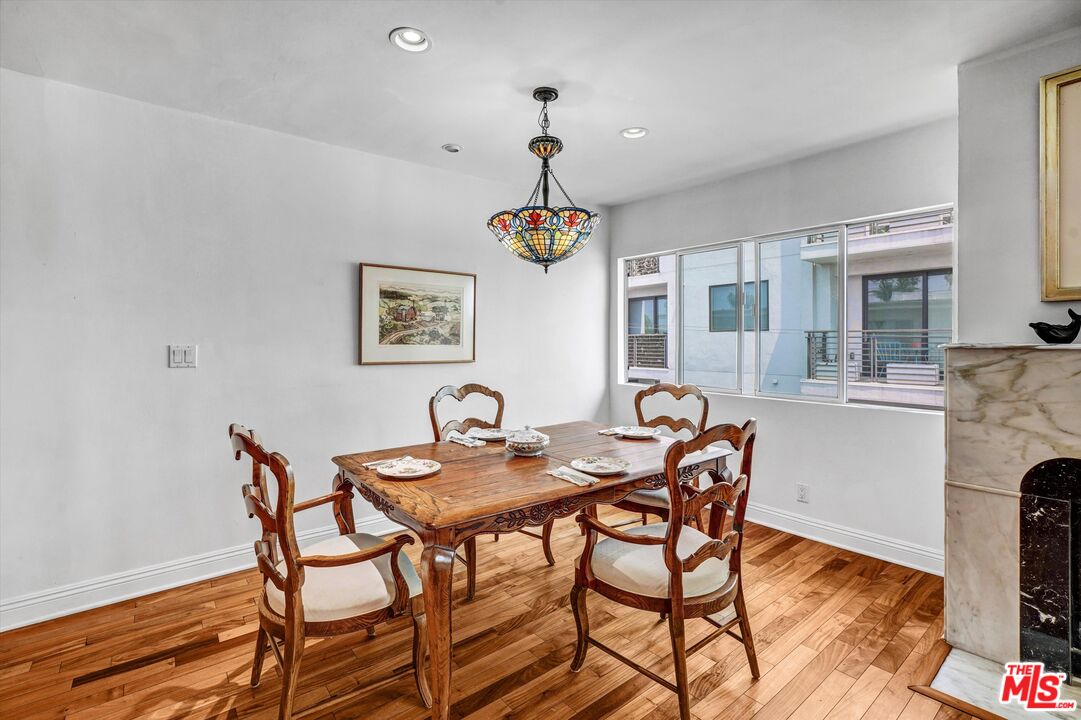 Los Angeles, California, 90035, United States, 1 Bedroom Bedrooms, ,2 BathroomsBathrooms,Residential,For Sale,1918607