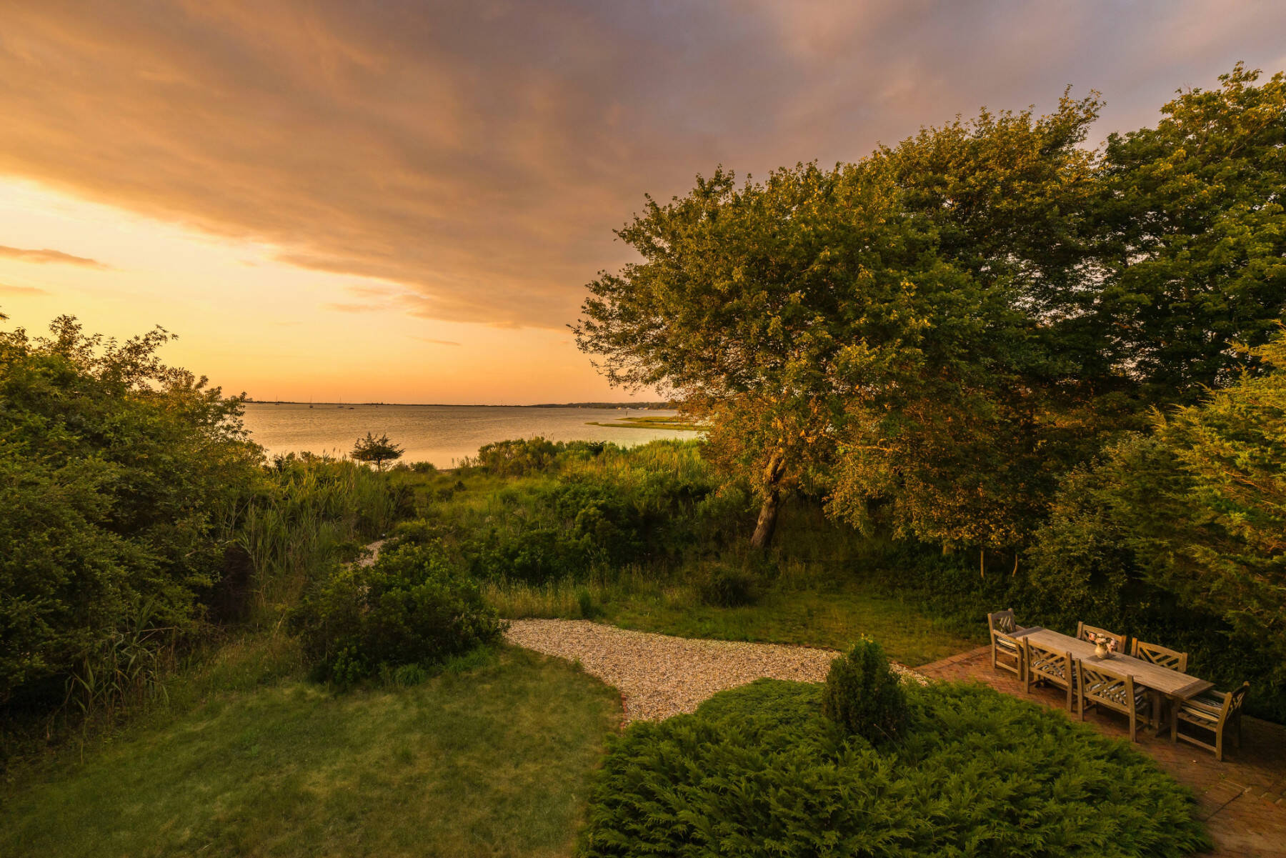  Sunrise to Sunset Views at this New Heavenly Waterfront Home - 物件實景