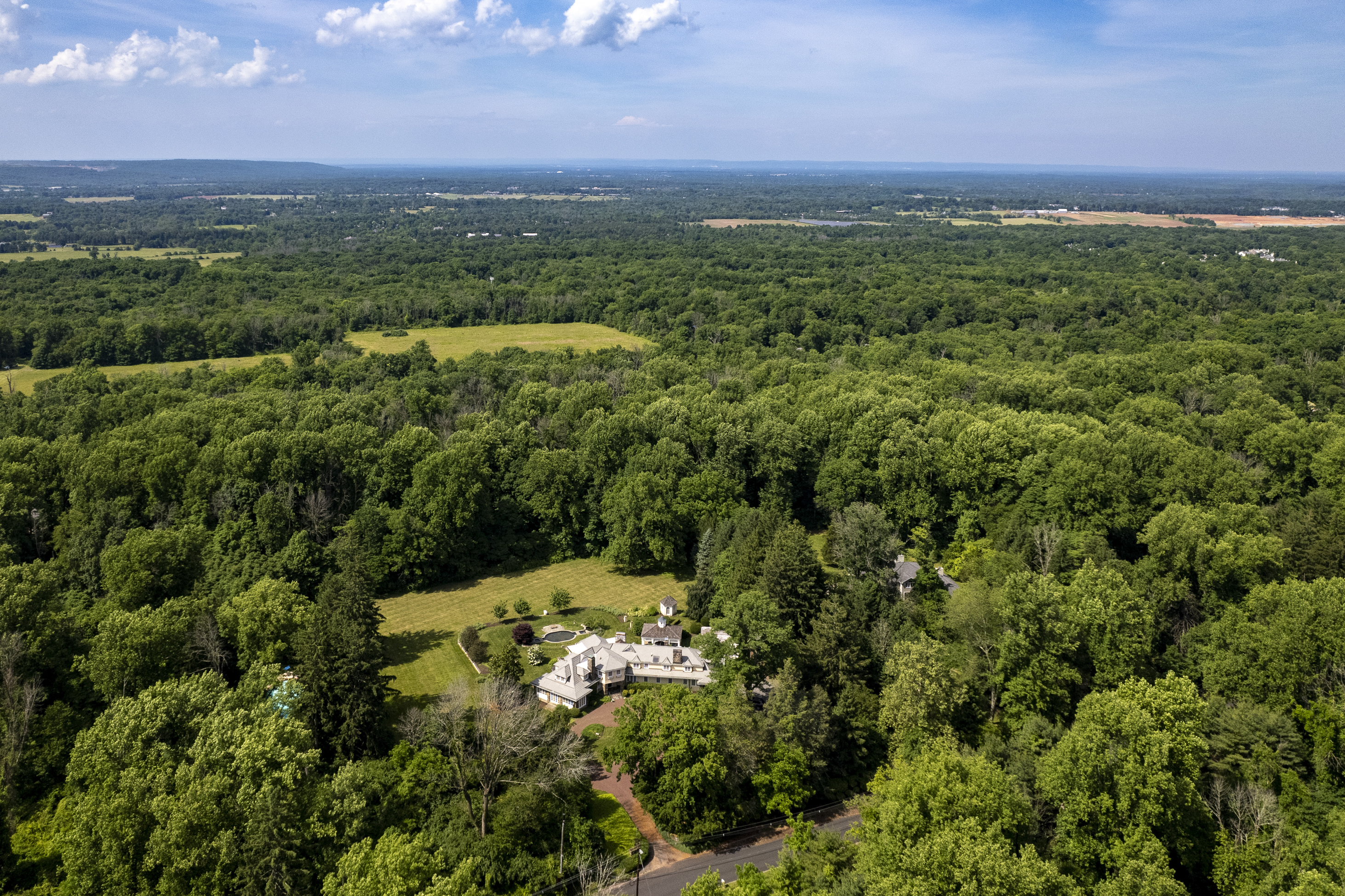  Sprawling Estate with a Rich History and Gorgeous Grounds - 物件實景