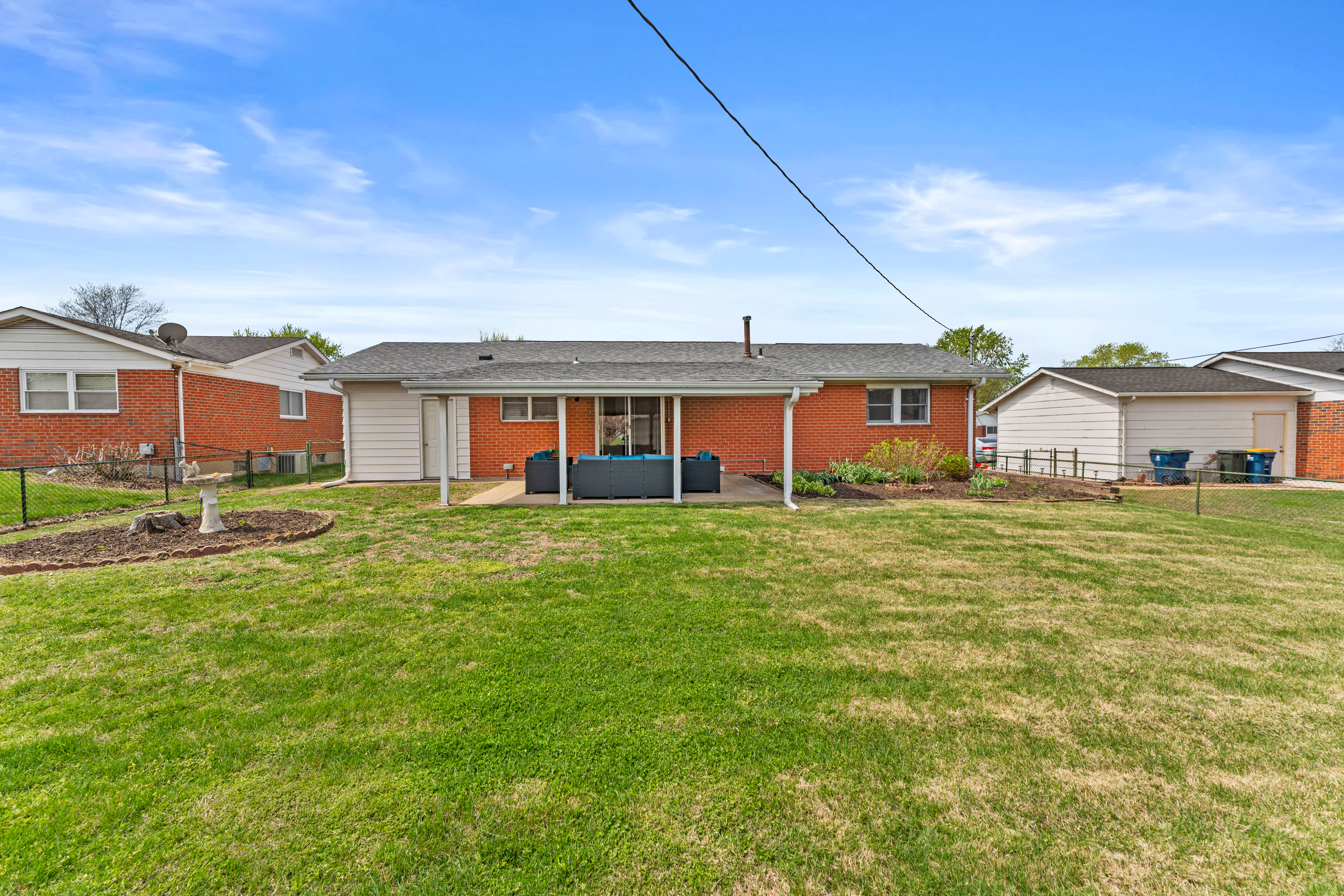  Exceptional low-maintenance brick and stone home makes - 物件實景