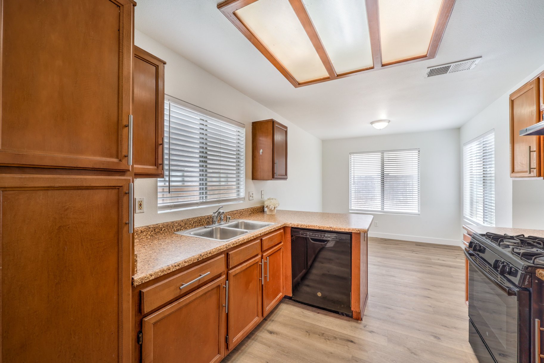 Fresh, Spacious & Move-In Ready — Green Valley Home on an Oversized Lot - 物件實景