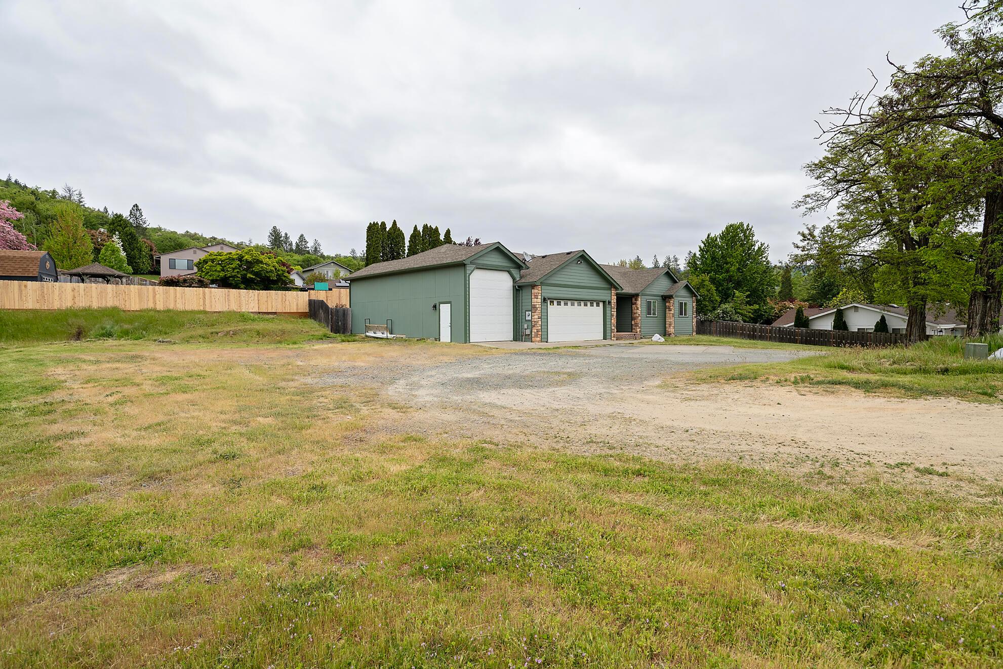 Grants Pass, Oregon, 97526, United States, 3 Bedrooms Bedrooms, ,3 BathroomsBathrooms,Residential,For Sale,1960642