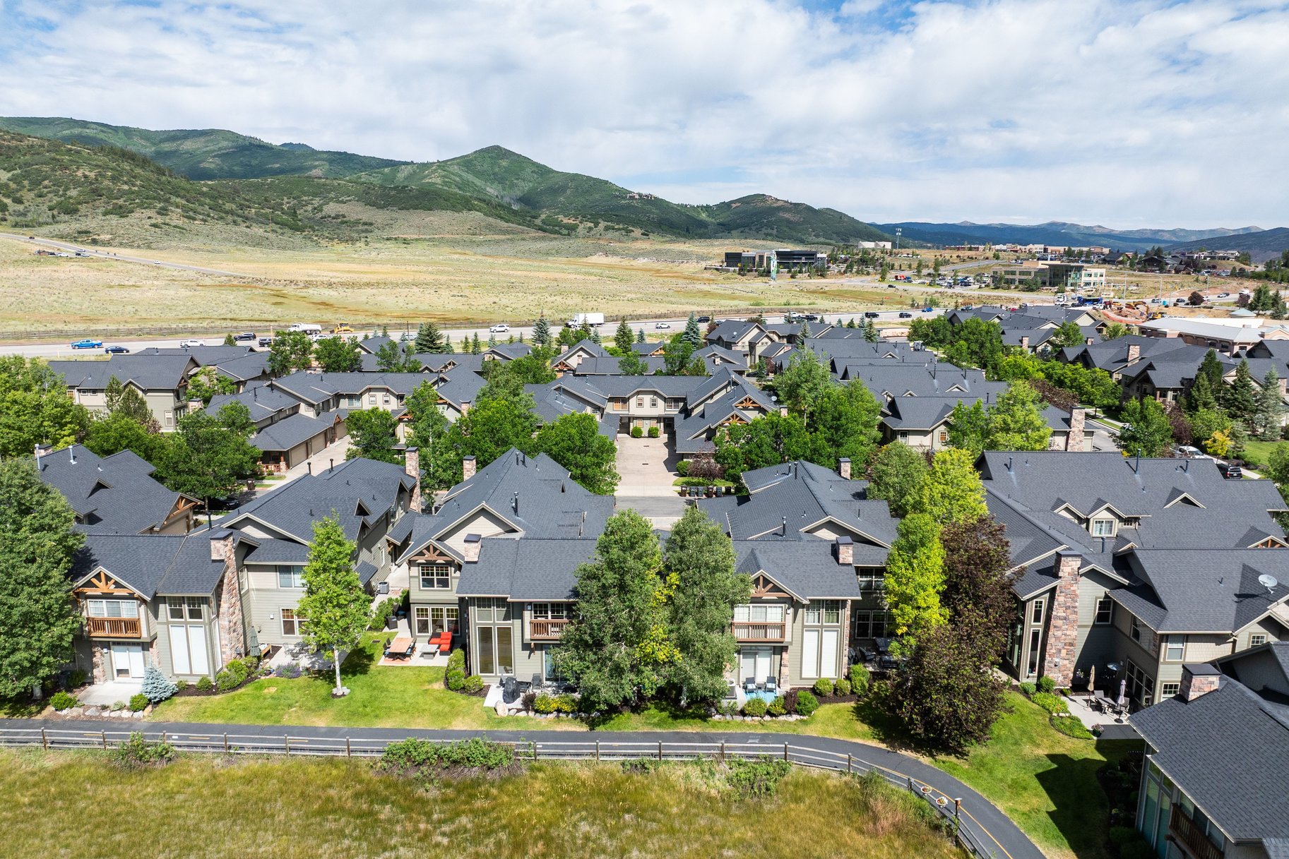  Exceptional Fox Point Townhome with Mountain Views & Prime Location - 物件實景