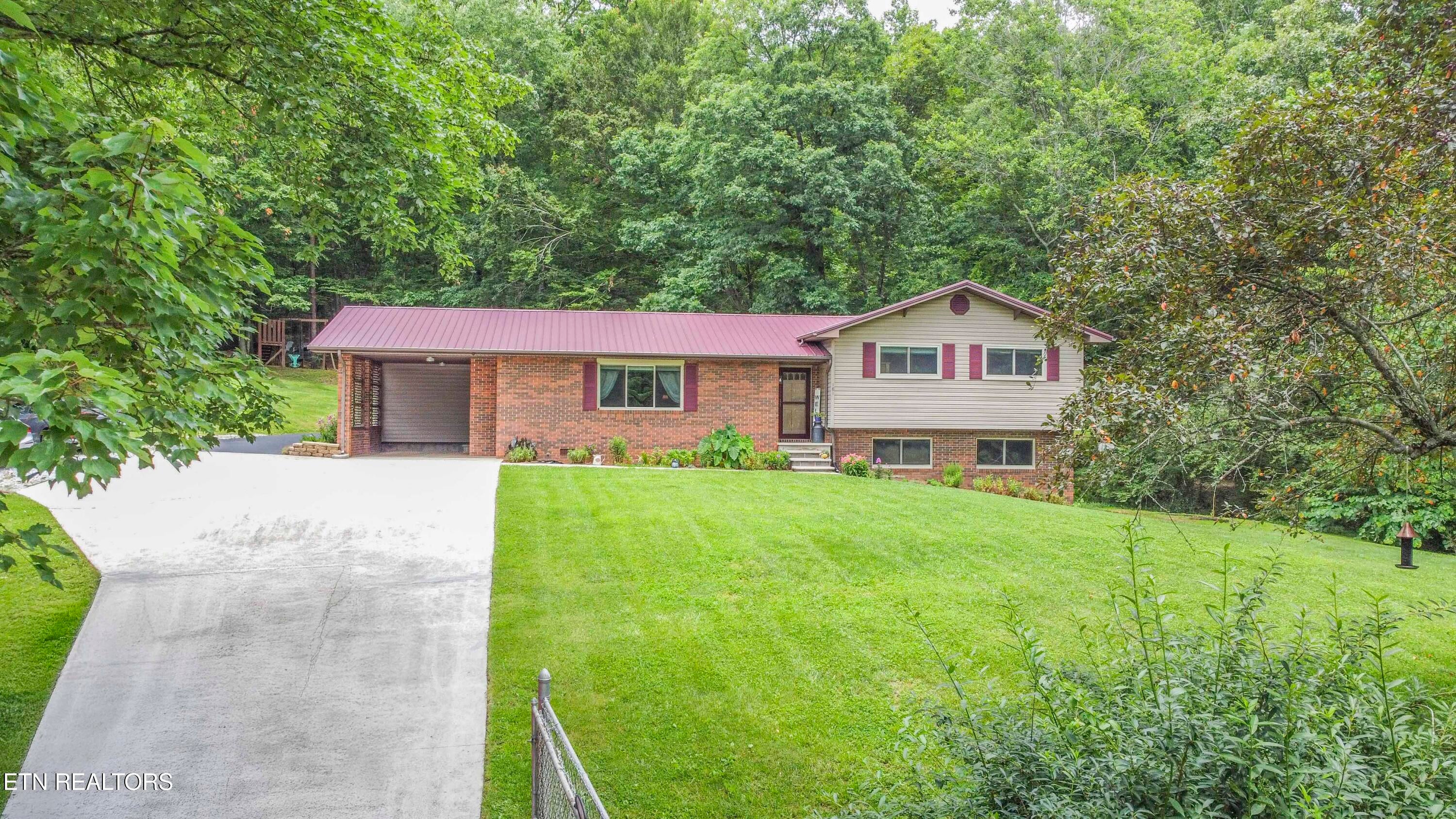 Kingston, Tennessee, 37763, United States, 3 Bedrooms Bedrooms, ,2 BathroomsBathrooms,Residential,For Sale,1882292