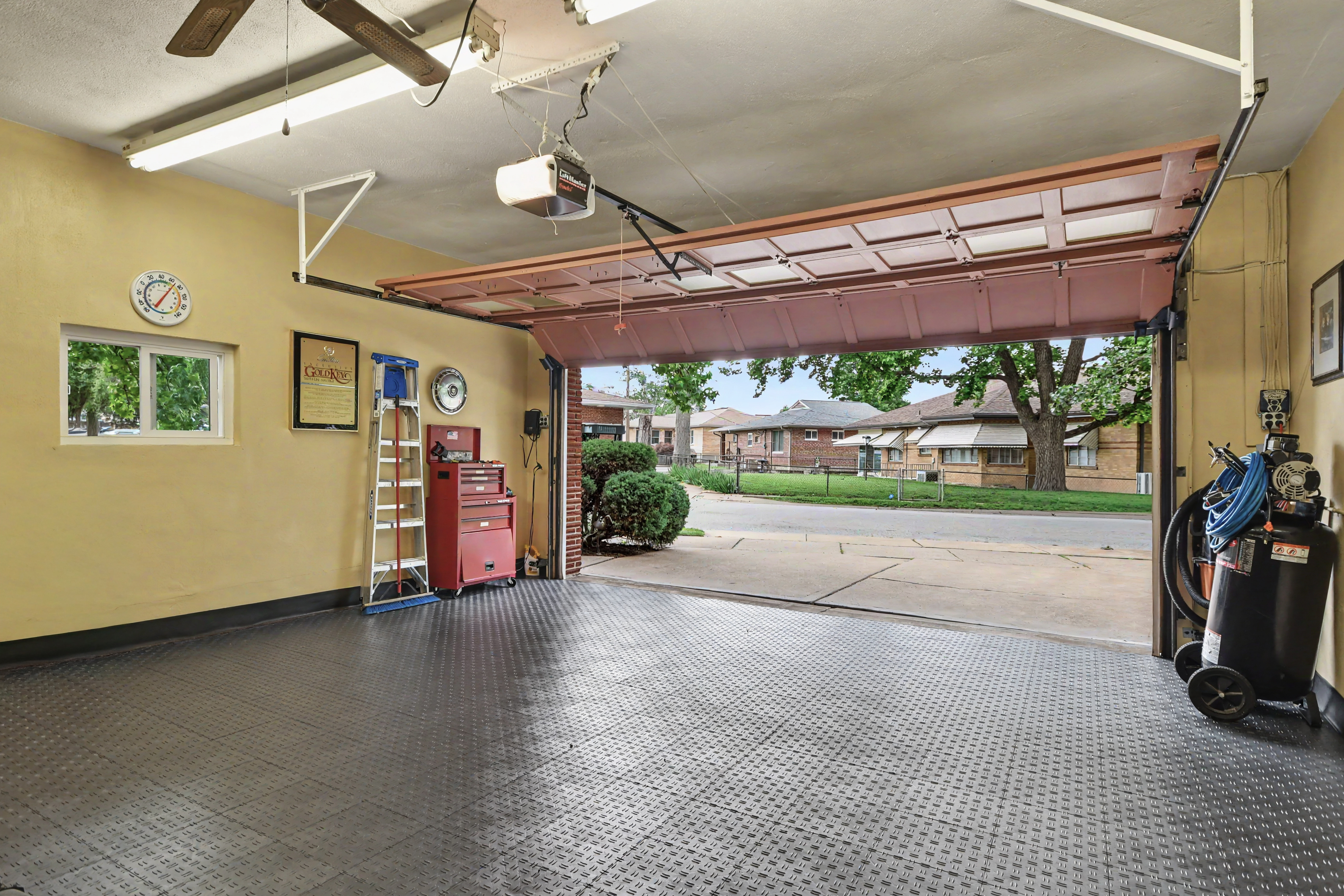  You’ll fall in love with this charming midcentury ranch. - 物件實景