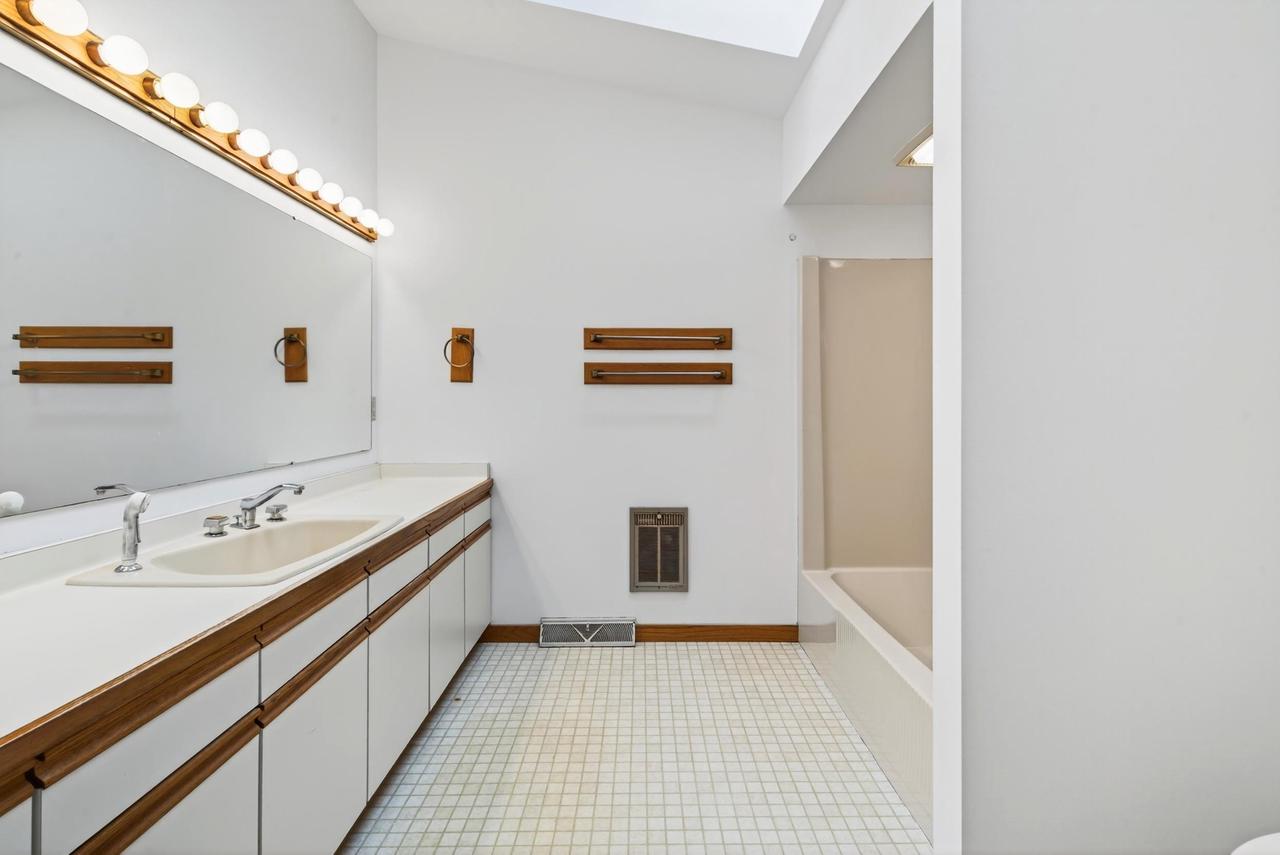 Oshkosh, Wisconsin, 54904, United States, 4 Bedrooms Bedrooms, ,3 BathroomsBathrooms,Residential,For Sale,1978045