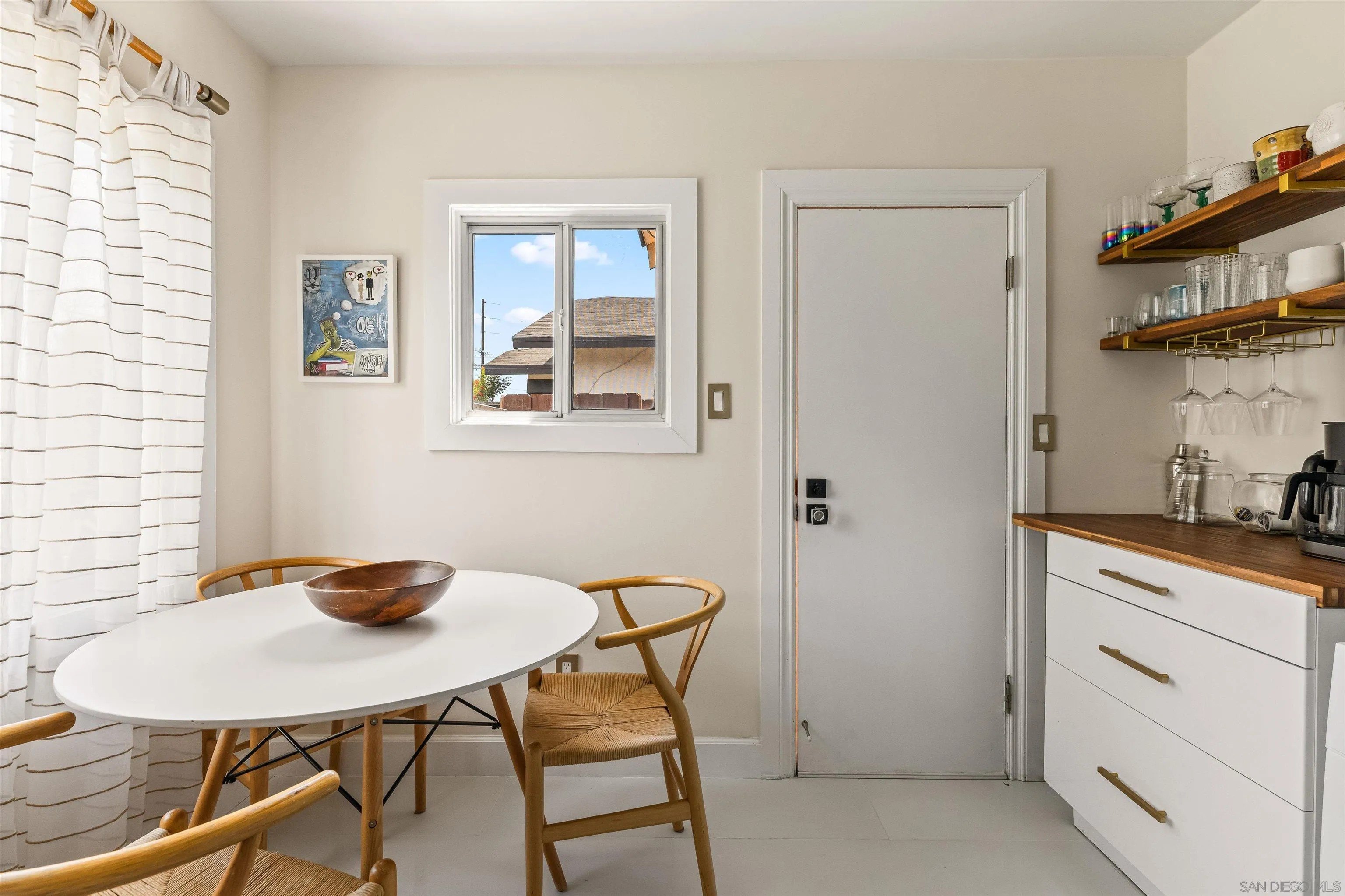 North Hollywood, California, 91601, United States, 2 Bedrooms Bedrooms, ,1 BathroomBathrooms,Residential,For Sale,1992001