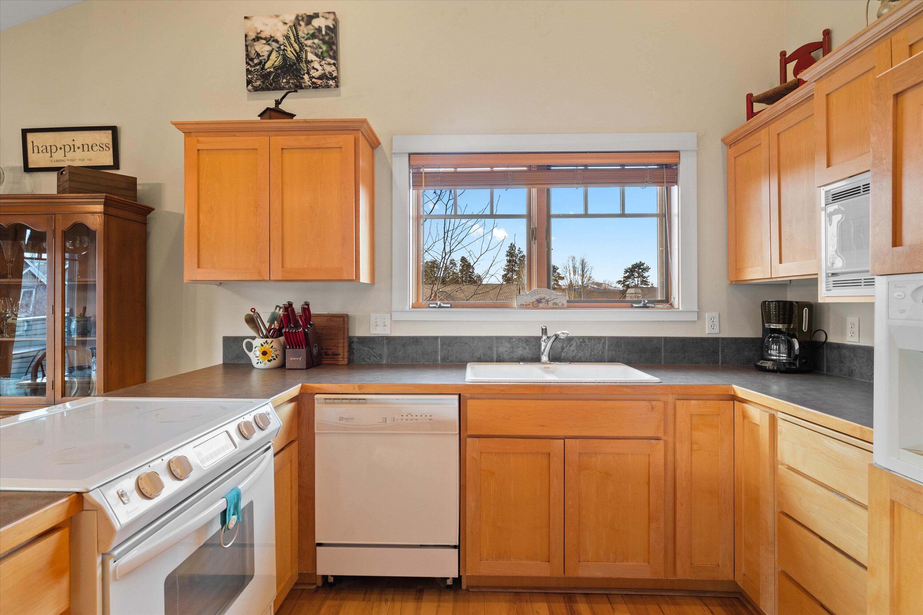 Sisters, Oregon, 97759, United States, 2 Bedrooms Bedrooms, ,2 BathroomsBathrooms,Residential,For Sale,1850003