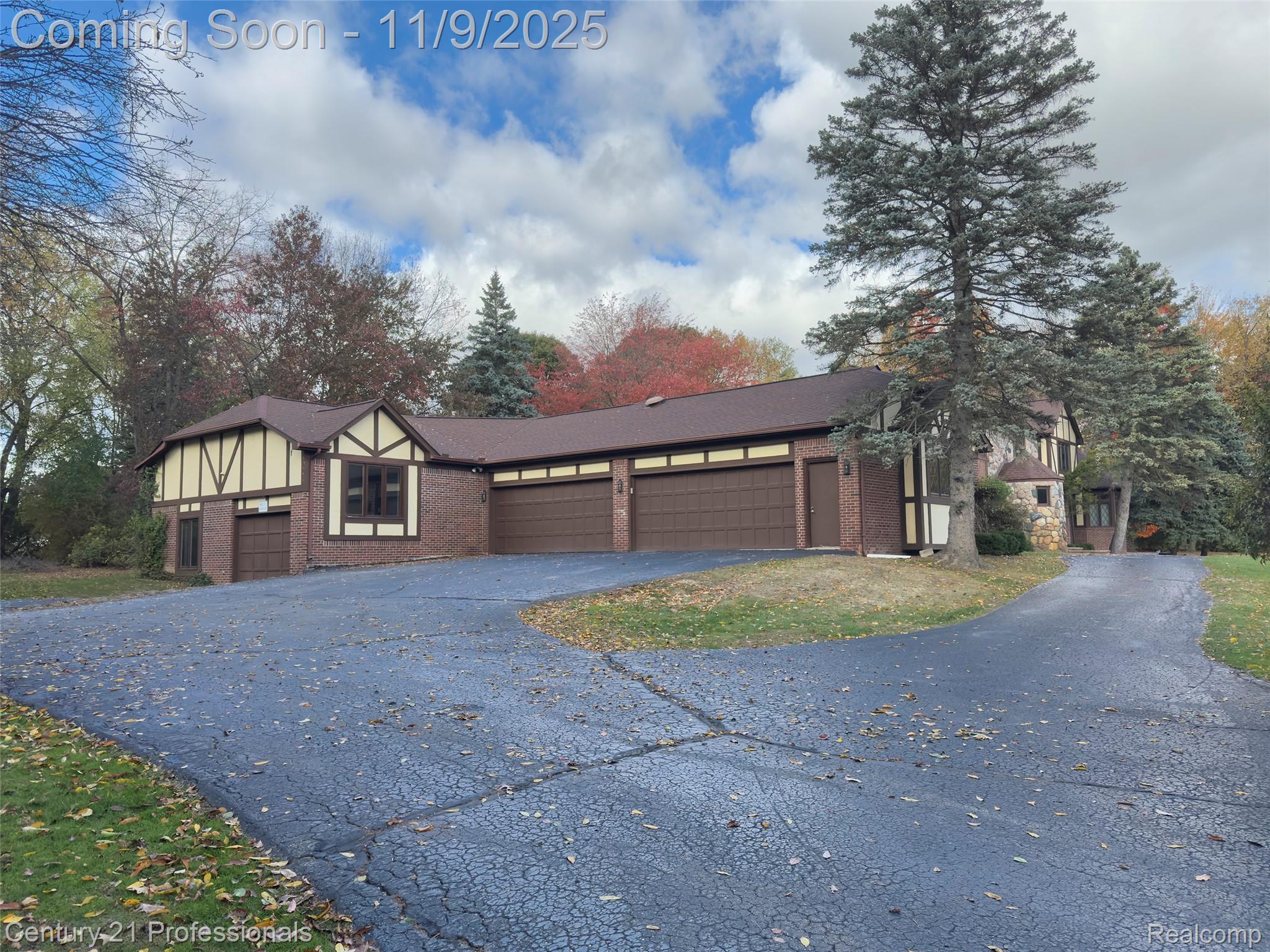 Rochester, Michigan, 48306, United States, 5 Bedrooms Bedrooms, ,6 BathroomsBathrooms,Residential,For Sale,1987117