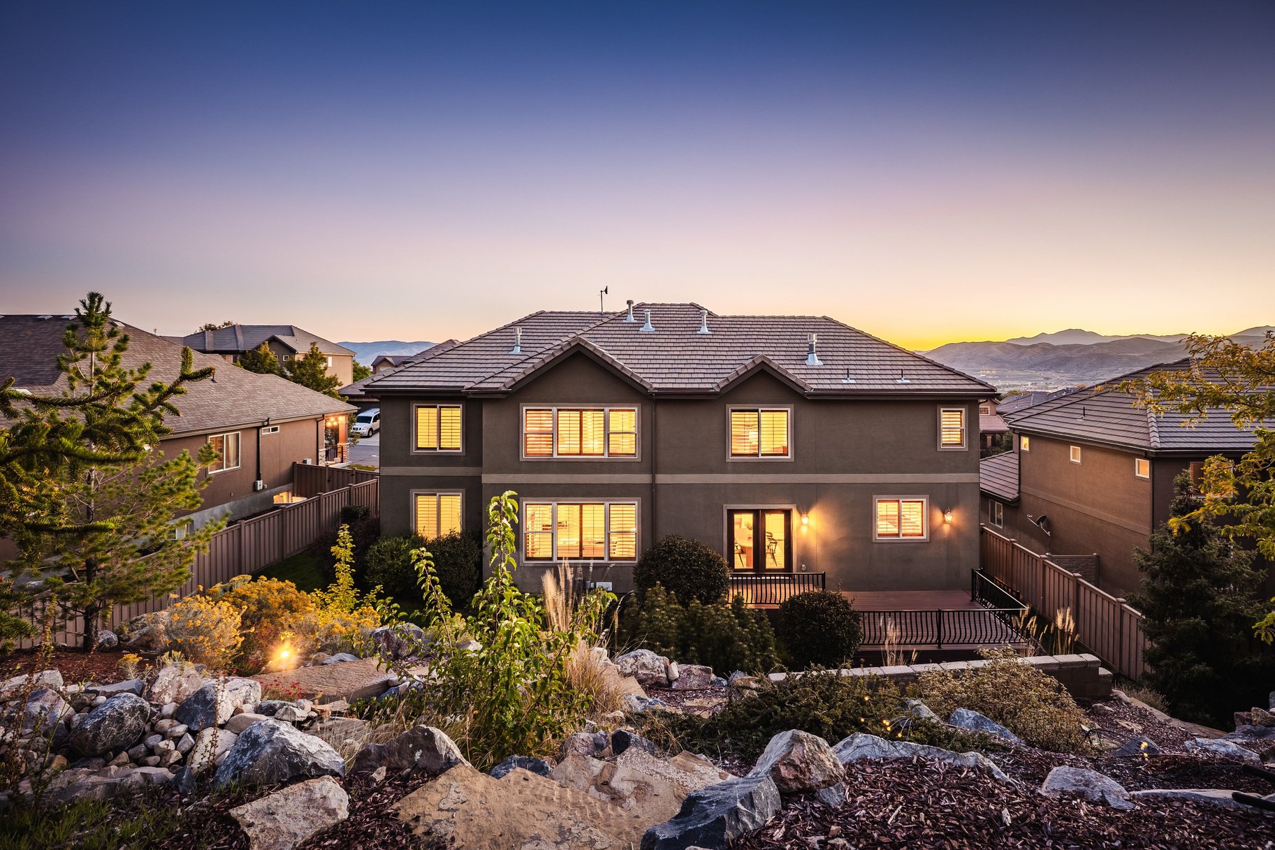  Nearly 7,000 Square Feet with a Stunning Backyard Water Feature - 物件實景