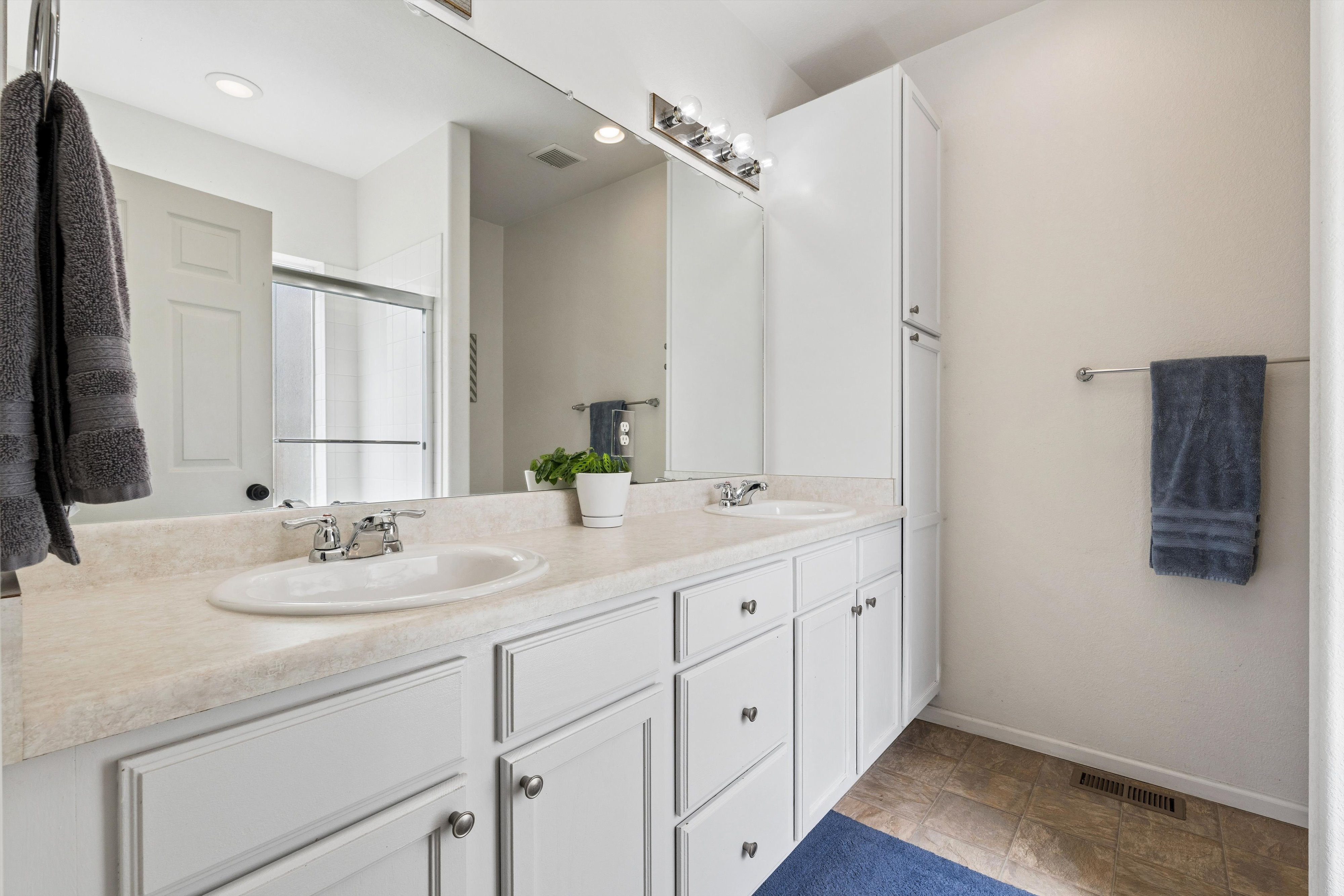  Beautifully Maintained Home Backing to Open Space with Peaceful Views - 物件實景