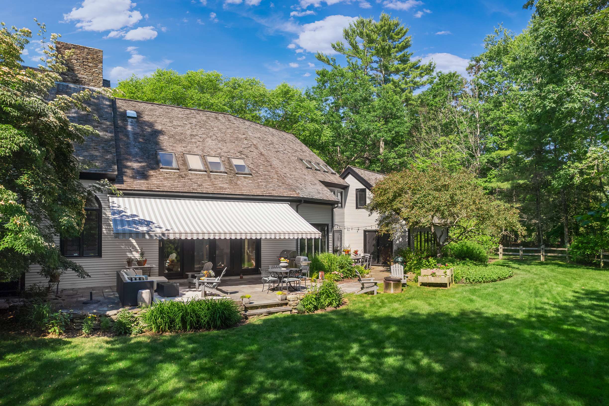  Elegant Shingled Maine Cottage with Modern Flair on 2.63 Acres in York - 物件實景