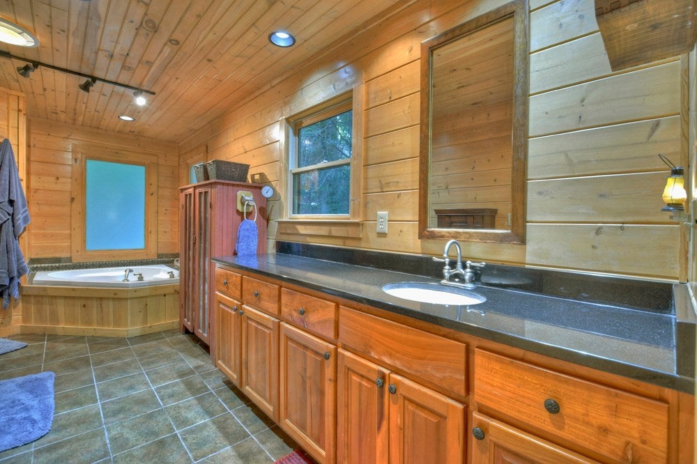 Blue Ridge, Georgia, 30513, United States, 4 Bedrooms Bedrooms, ,3 BathroomsBathrooms,Residential,For Sale,1858921