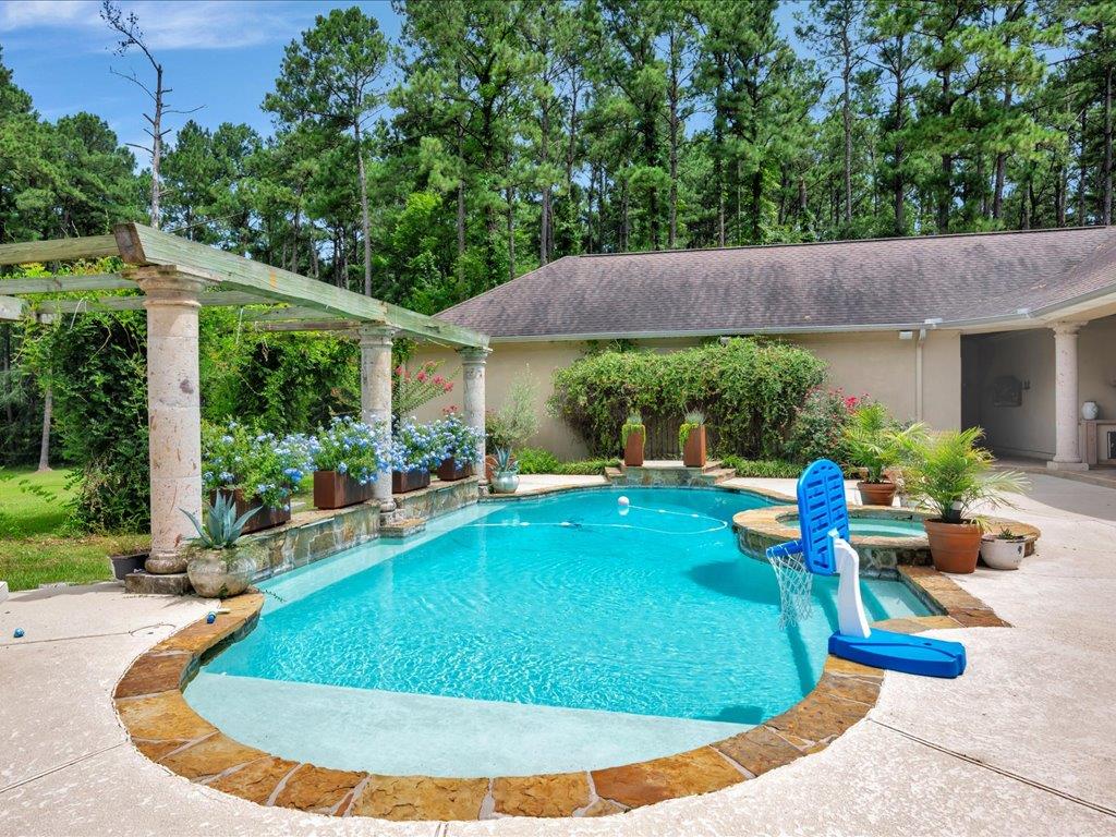 Lufkin, Texas, 75901, United States, 4 Bedrooms Bedrooms, ,5 BathroomsBathrooms,Residential,For Sale,1979665