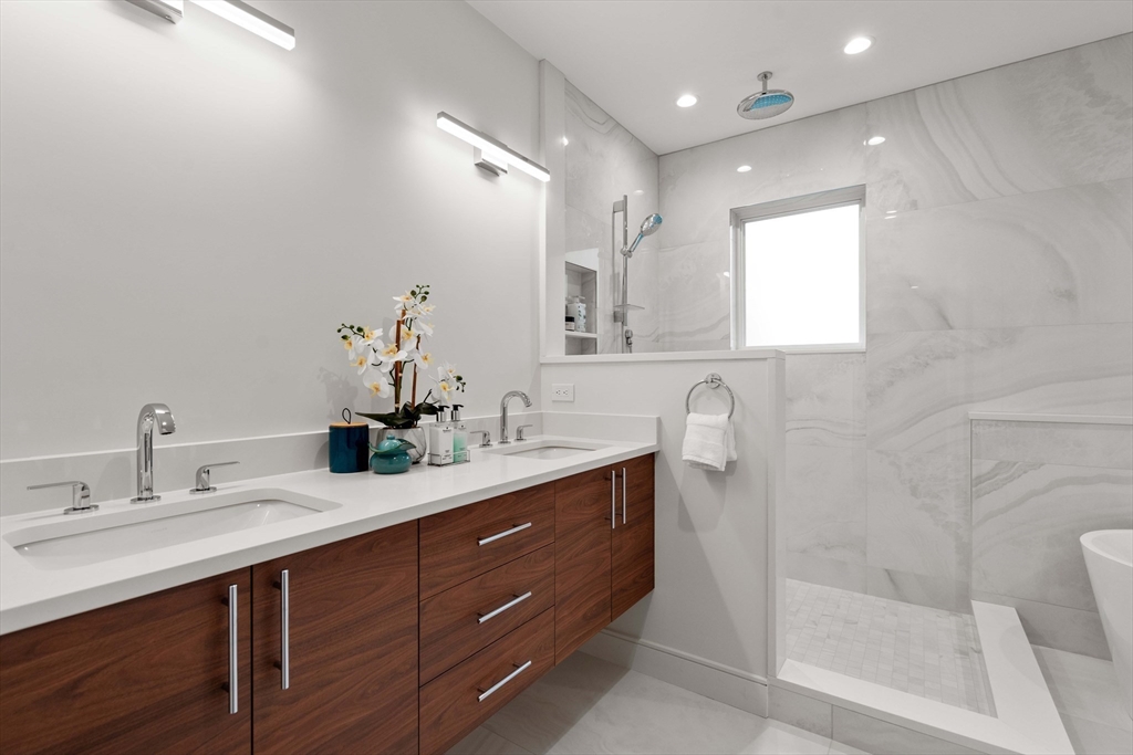 Newton, Massachusetts, 02460, United States, 5 Bedrooms Bedrooms, ,5 BathroomsBathrooms,Residential,For Sale,2000689