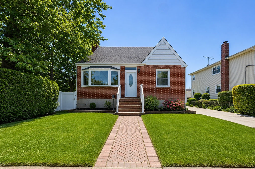 East Rockaway, New York, 11518, United States, 4 Bedrooms Bedrooms, ,2 BathroomsBathrooms,Residential,For Sale,2048552