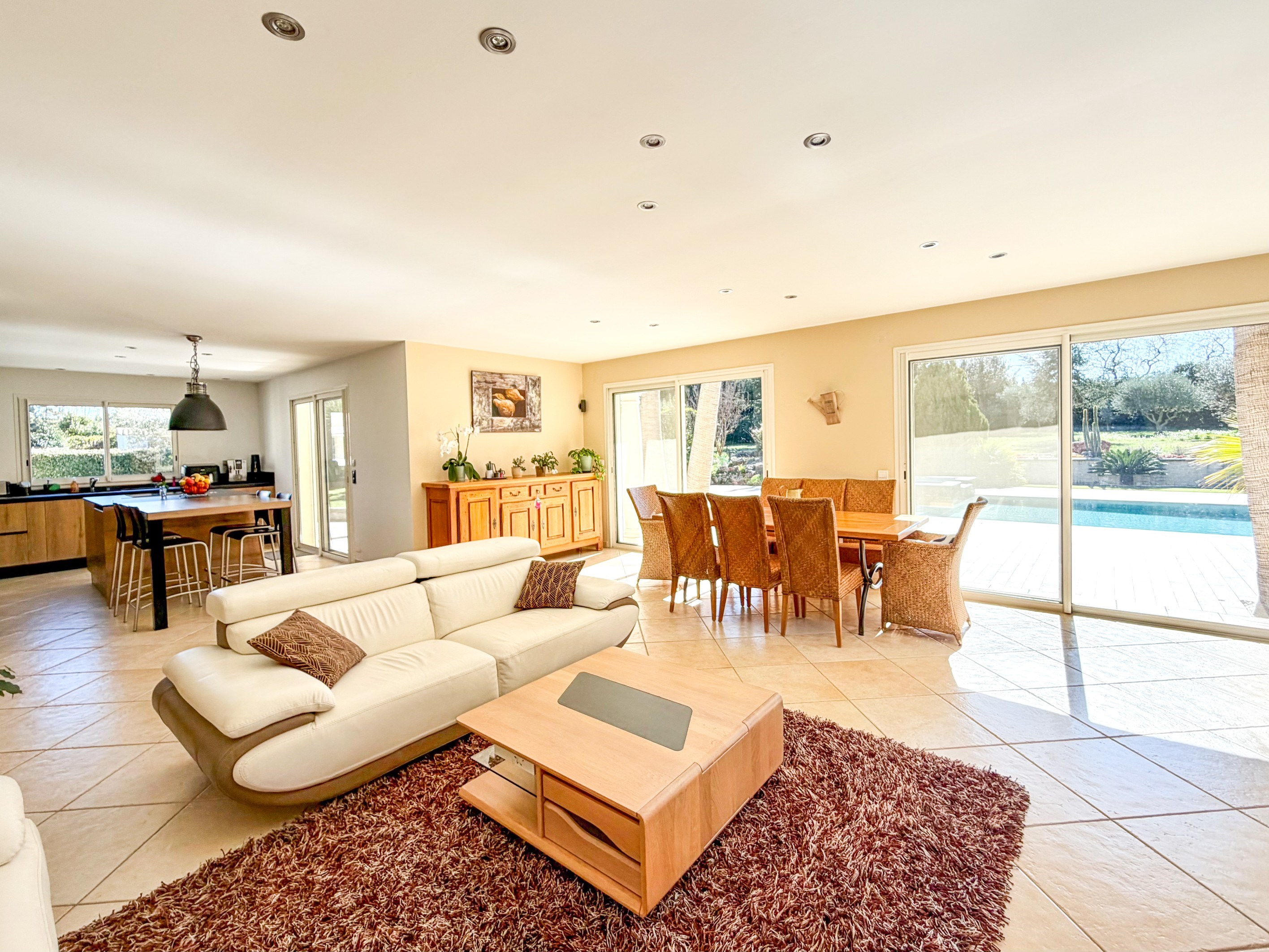  Just 10 minutes from the beaches, a spacious family villa in a lush park... - 物件實景