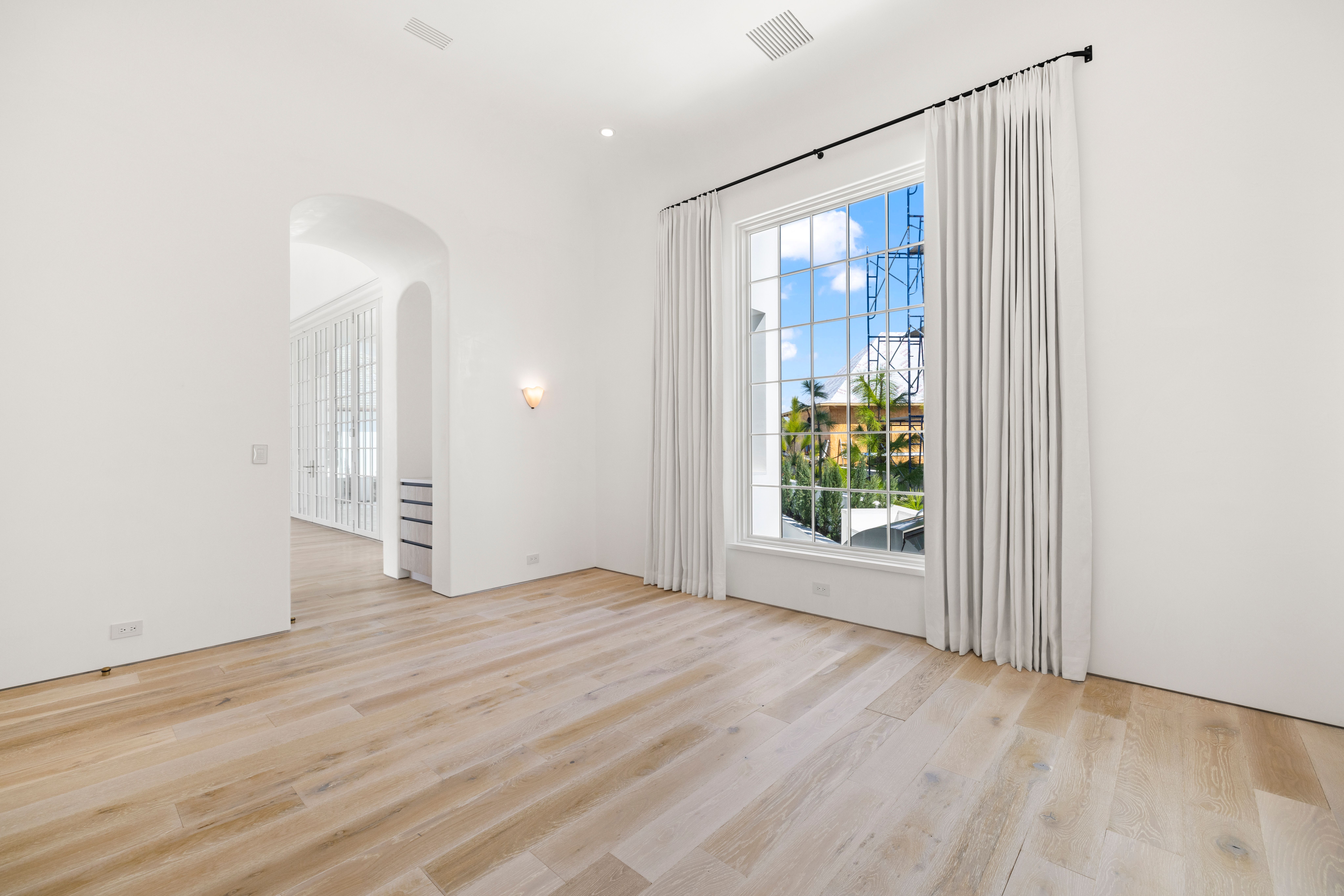  Architectural Gem With Pool And Carriage House - 物件實景