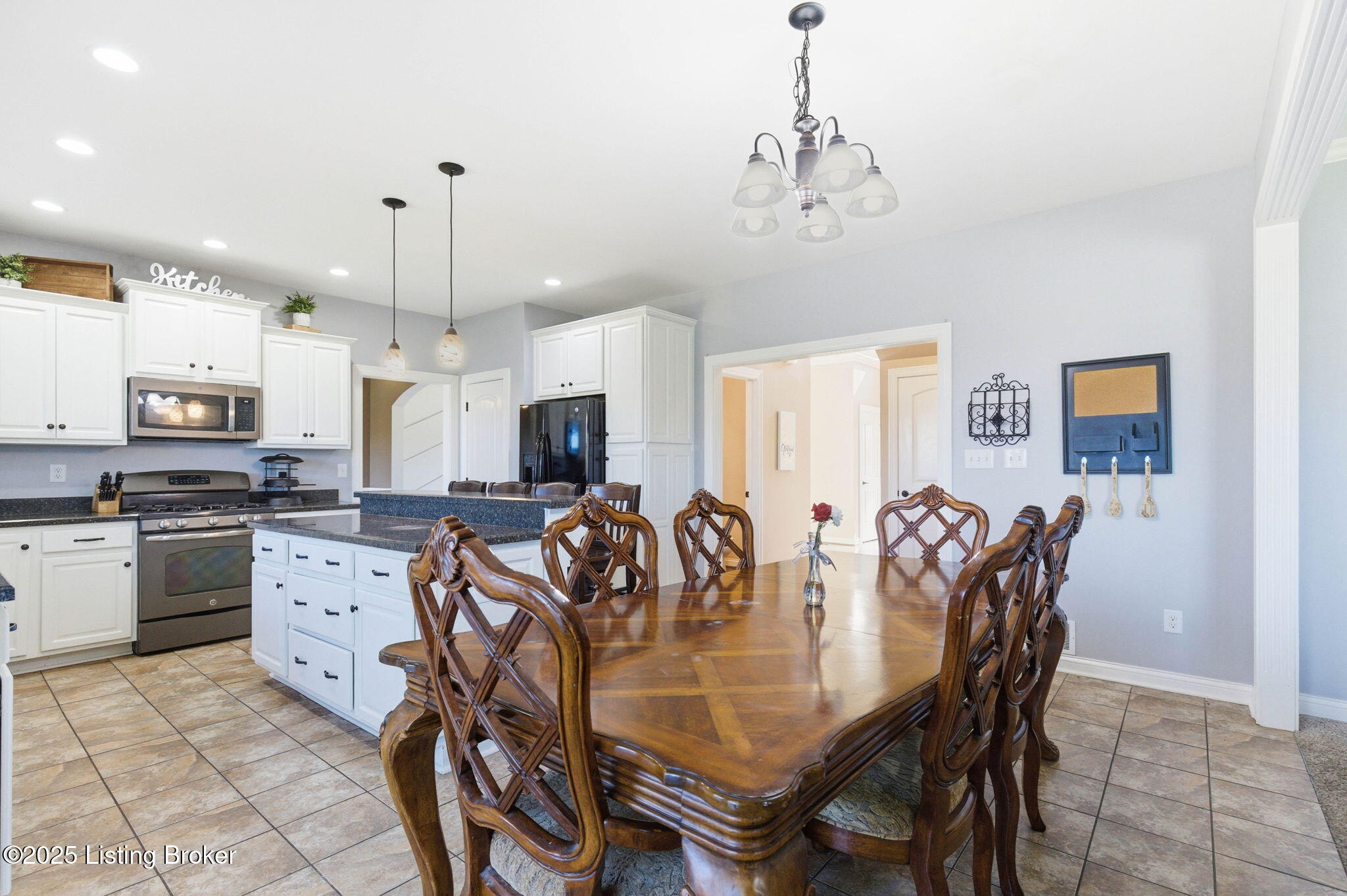 La Grange, Kentucky, 40031, United States, 5 Bedrooms Bedrooms, ,4 BathroomsBathrooms,Residential,For Sale,1971685