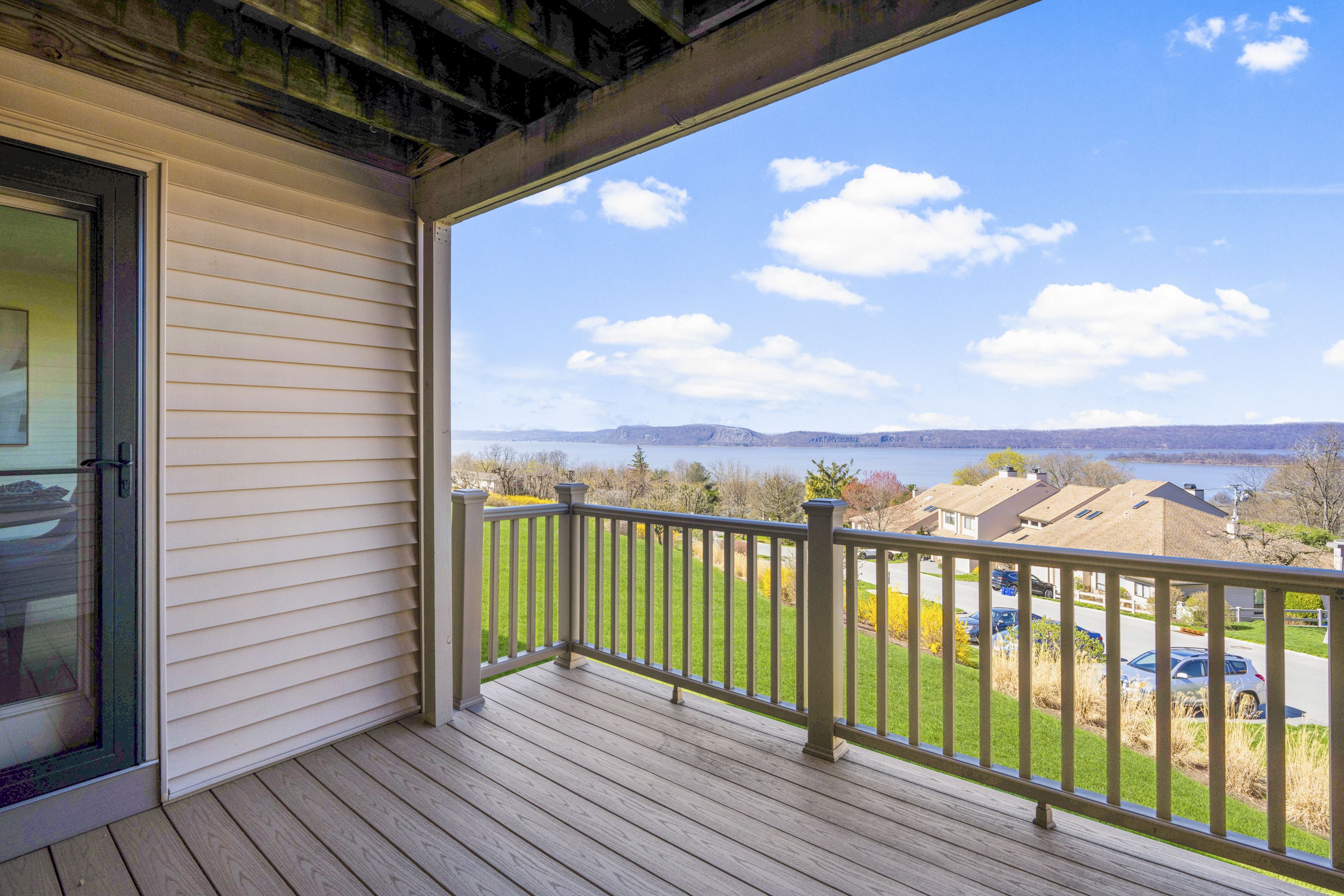  Water Views in Hudson Watch - 物件實景