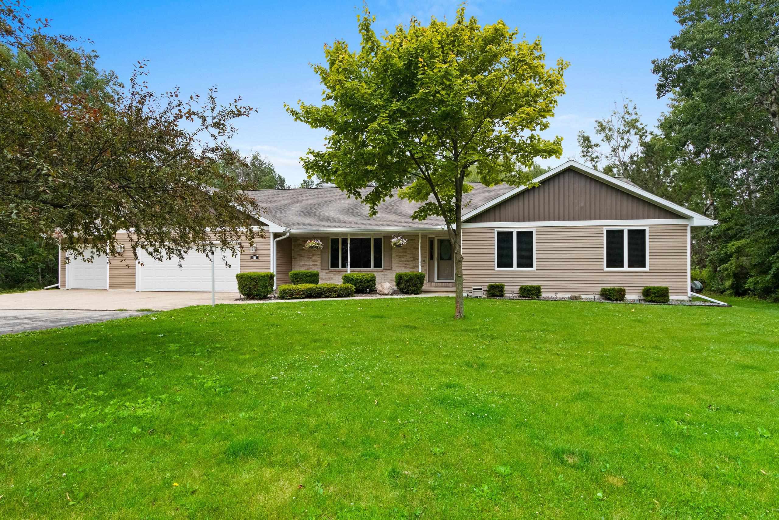 DE PERE, Wisconsin, 54115, United States, 3 Bedrooms Bedrooms, ,4 BathroomsBathrooms,Residential,For Sale,1912239