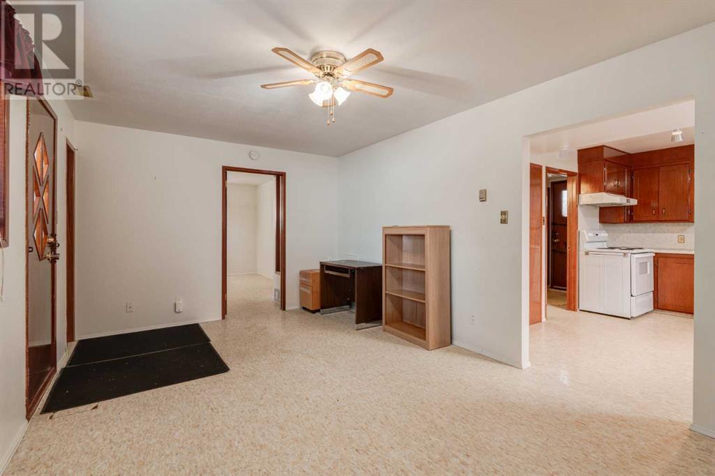 CALGARY, Alberta, T3E 2S7, CA, 3 Bedrooms Bedrooms, ,2 BathroomsBathrooms,Residential,For Sale,1896041