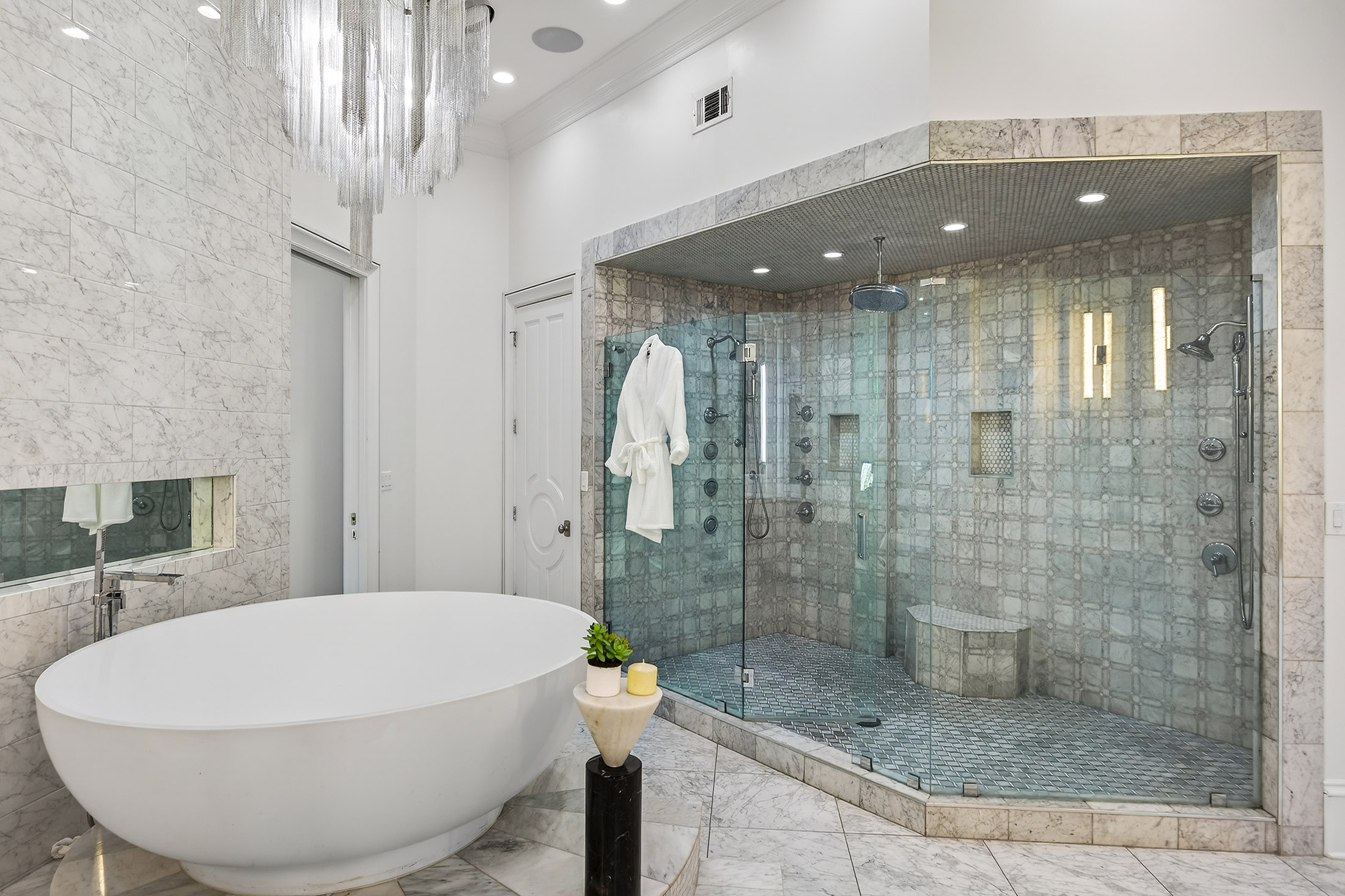  Exceptional Gated Estate with Resort-caliber Grounds - 物件實景