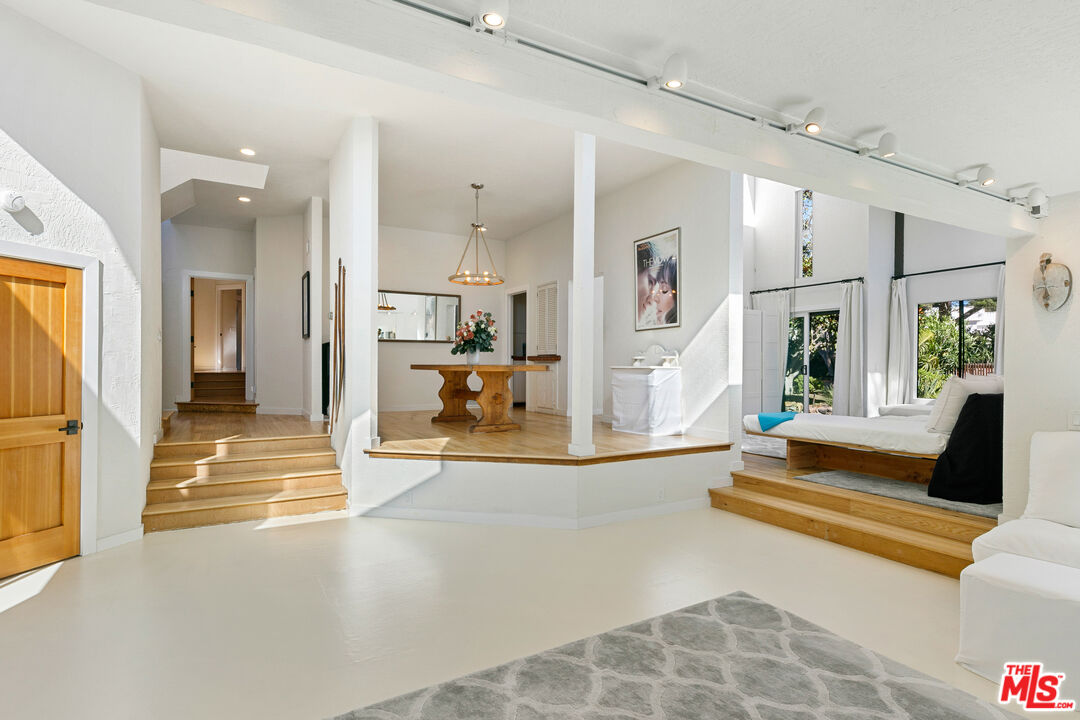 Malibu, California, 90265, United States, 3 Bedrooms Bedrooms, ,3 BathroomsBathrooms,Residential,For Sale,1949478