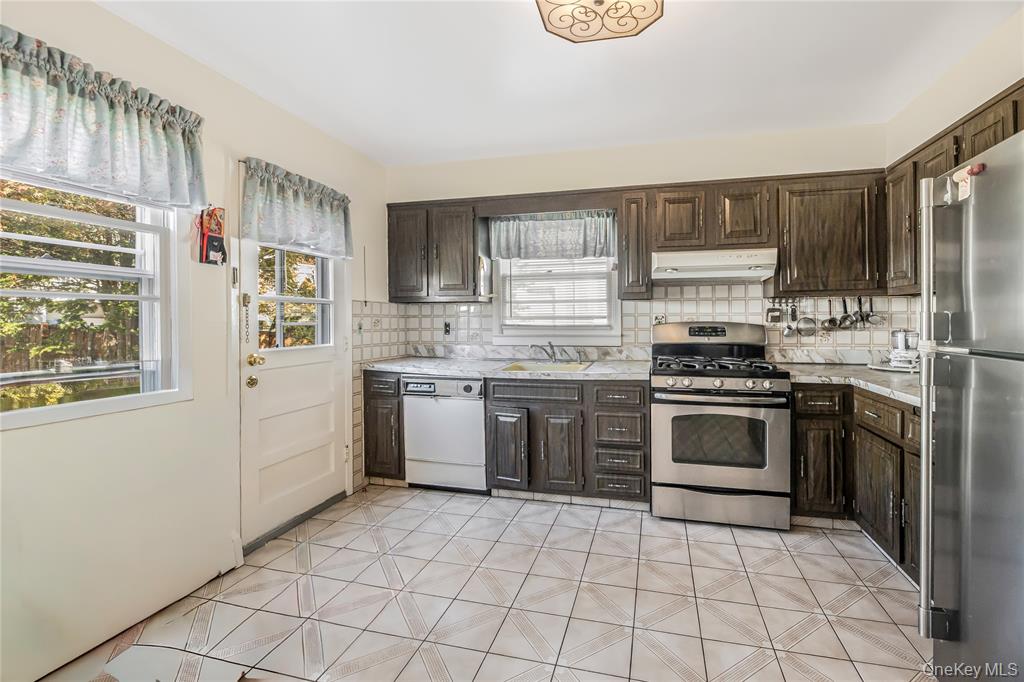 Yonkers, New York, 10703, United States, 6 Bedrooms Bedrooms, ,2 BathroomsBathrooms,Residential,For Sale,1984096