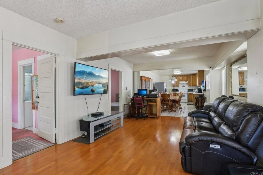 Los Angeles, California, 90038, United States, 3 Bedrooms Bedrooms, ,2 BathroomsBathrooms,Residential,For Sale,1925256