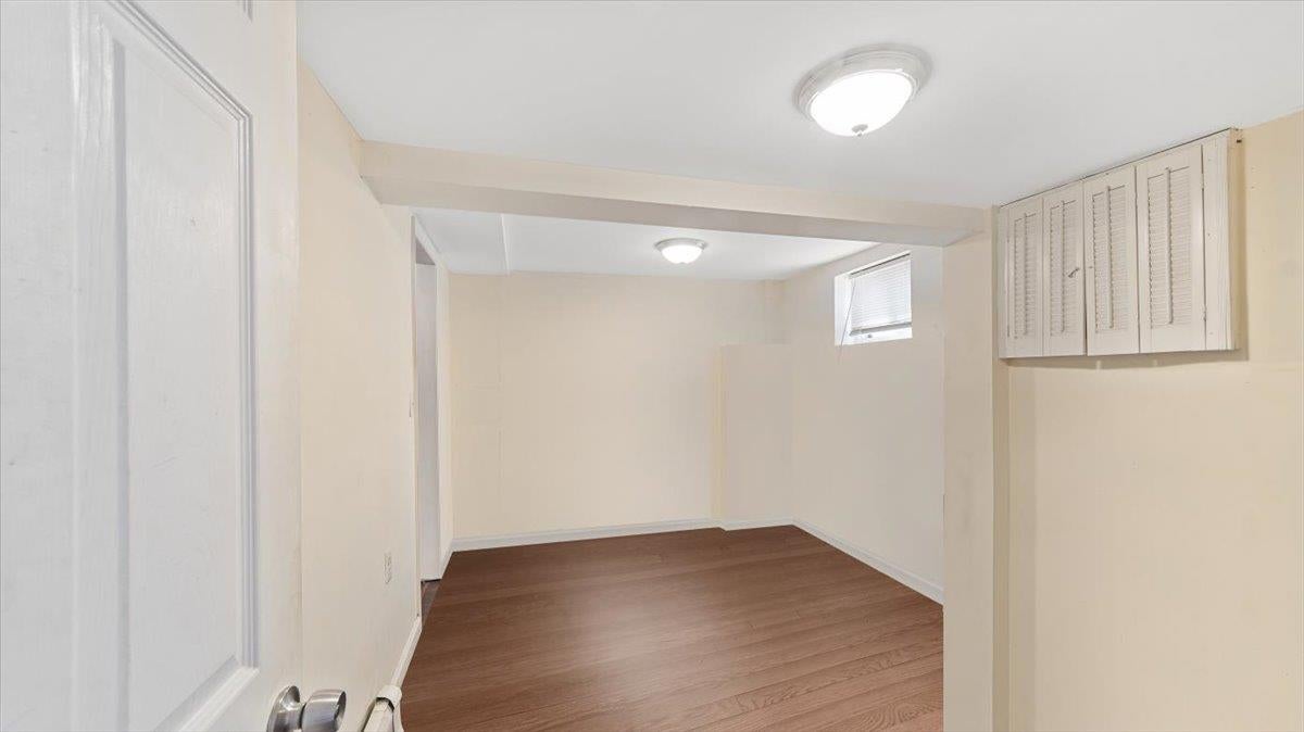 Bronx, New York, 10465, United States, 5 Bedrooms Bedrooms, ,4 BathroomsBathrooms,Residential,For Sale,1900837