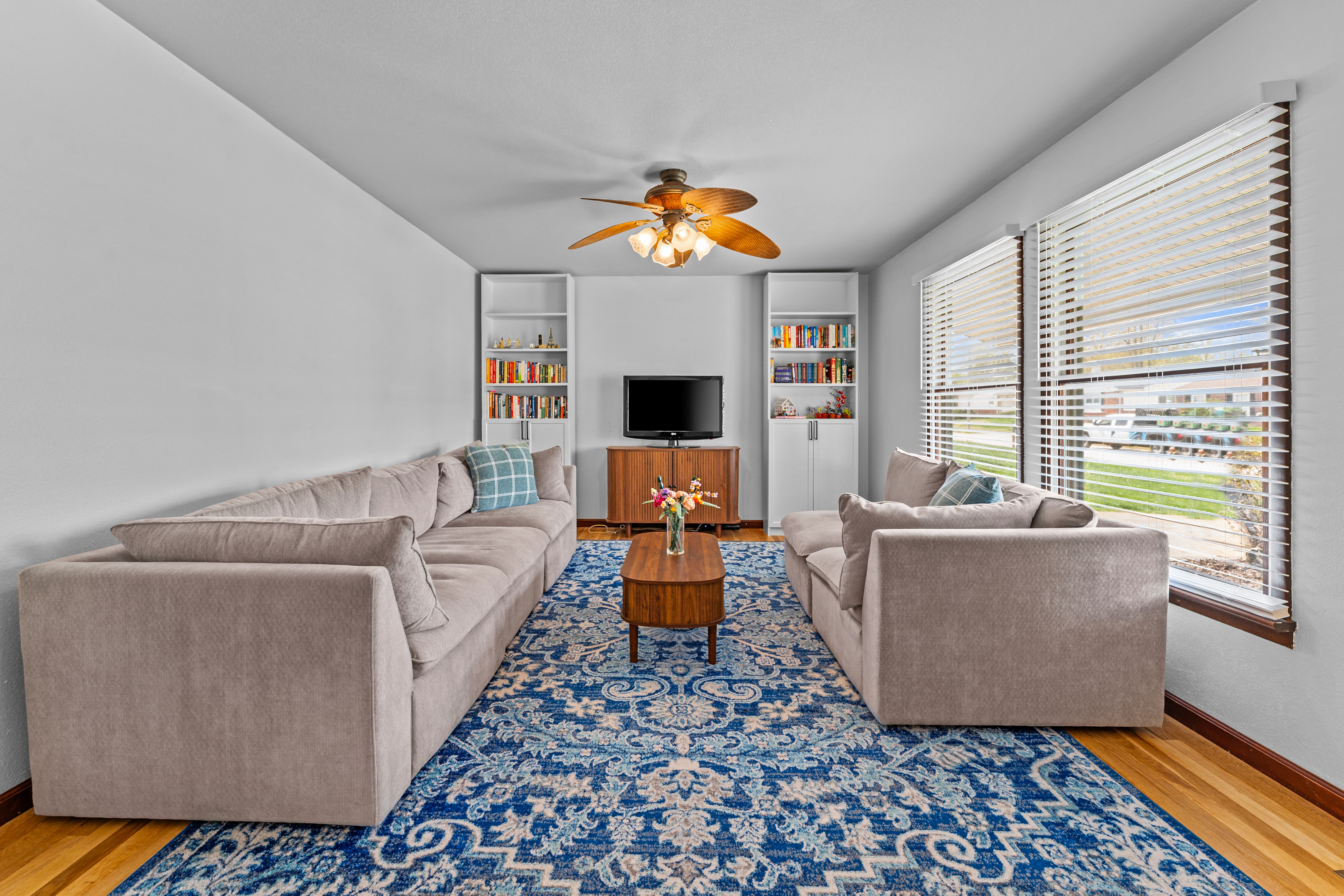  Exceptional low-maintenance brick and stone home makes - 物件實景