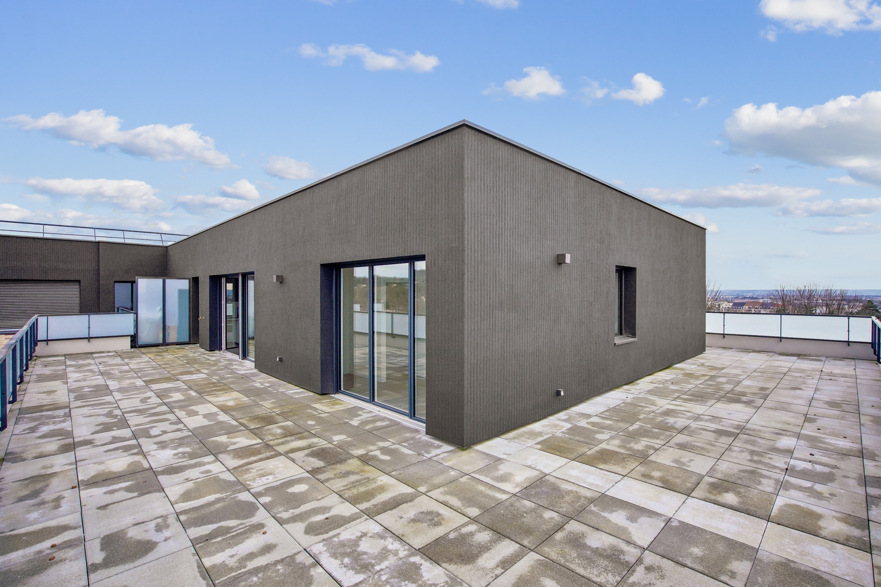  Top Floor – Bright Apartment with Open Views and Spacious Terrace - 物件實景