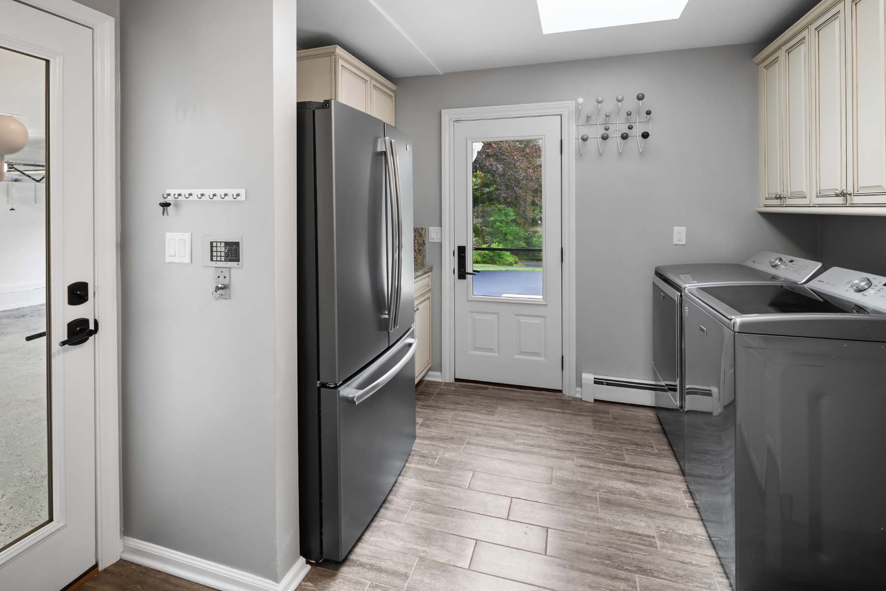  Updated Custom Colonial Home Brings Private Natural Setting Into Daily Life - 物件實景