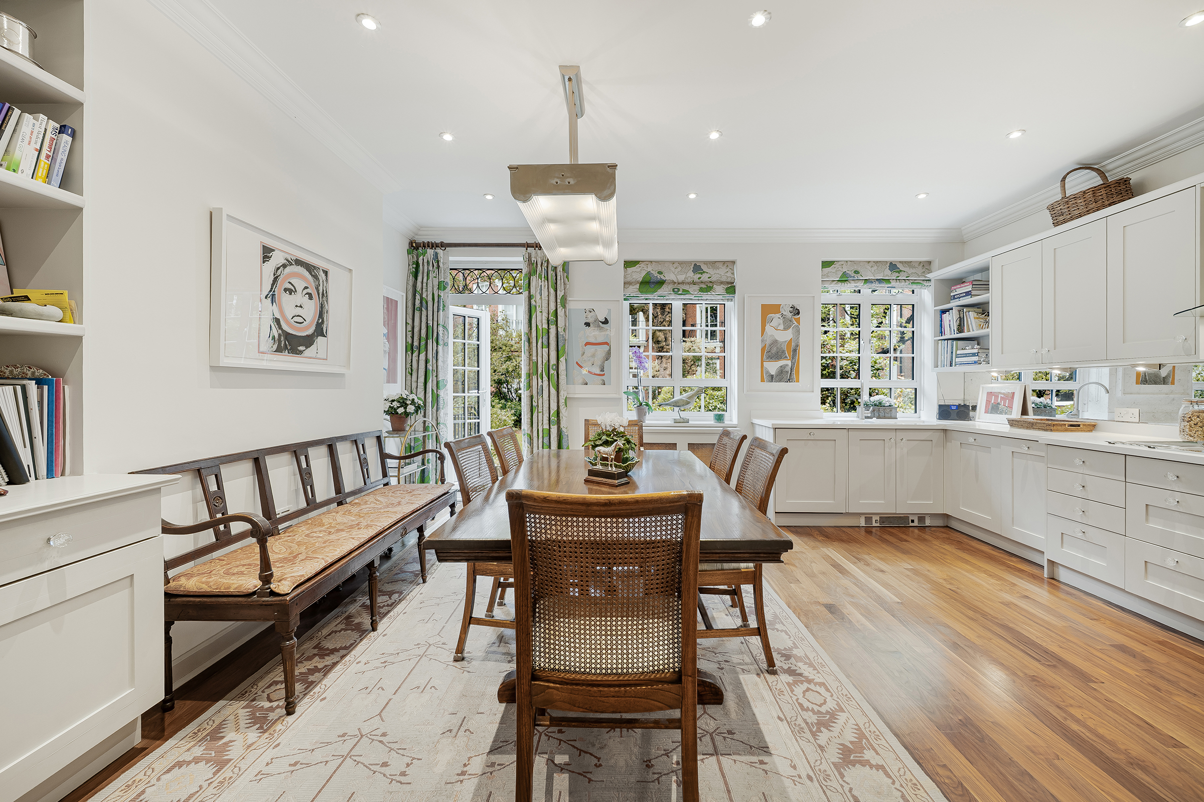 Elegant Chelsea townhouse with access to communal gardens 