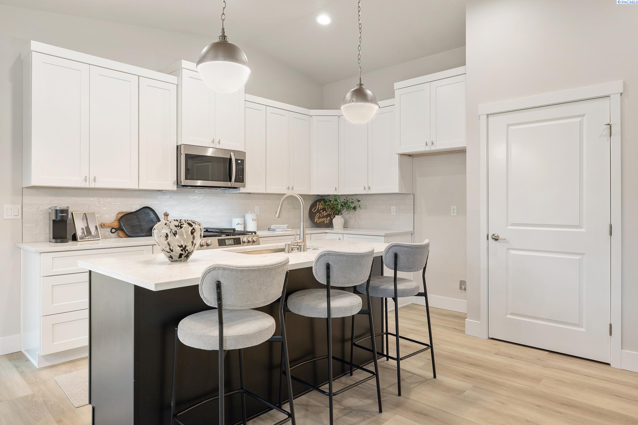 Kennewick, Washington, 99338, United States, 4 Bedrooms Bedrooms, ,1 BathroomBathrooms,Residential,For Sale,1890128