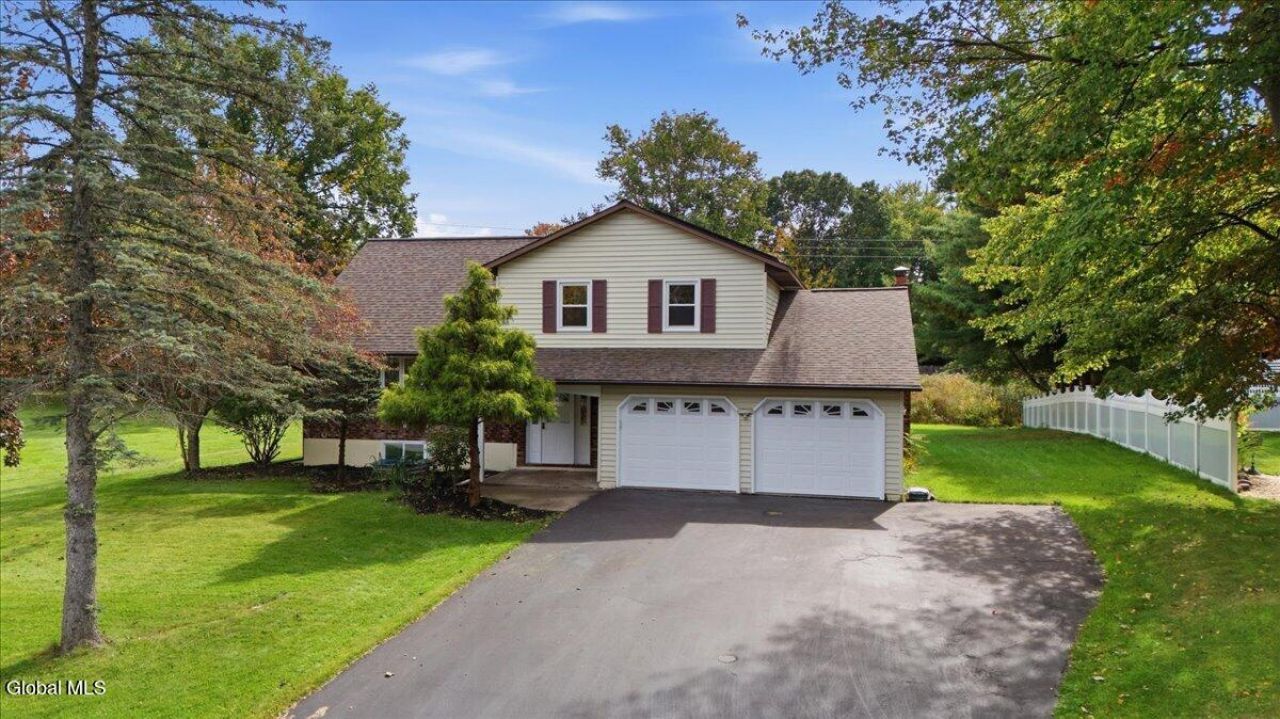 Strawberry Ct, Clifton Park, NY 12065