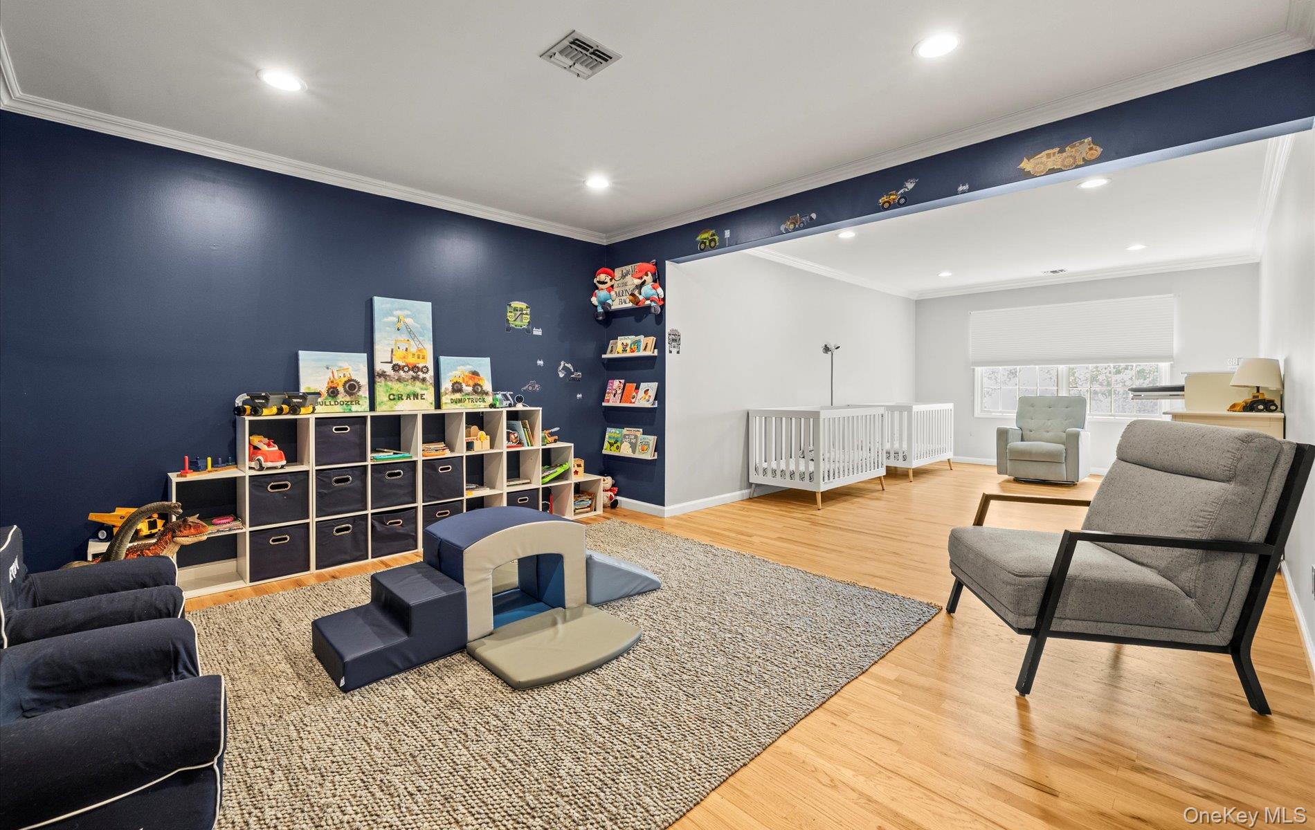 Huntington, New York, 11743, United States, 6 Bedrooms Bedrooms, ,4 BathroomsBathrooms,Residential,For Sale,1827761