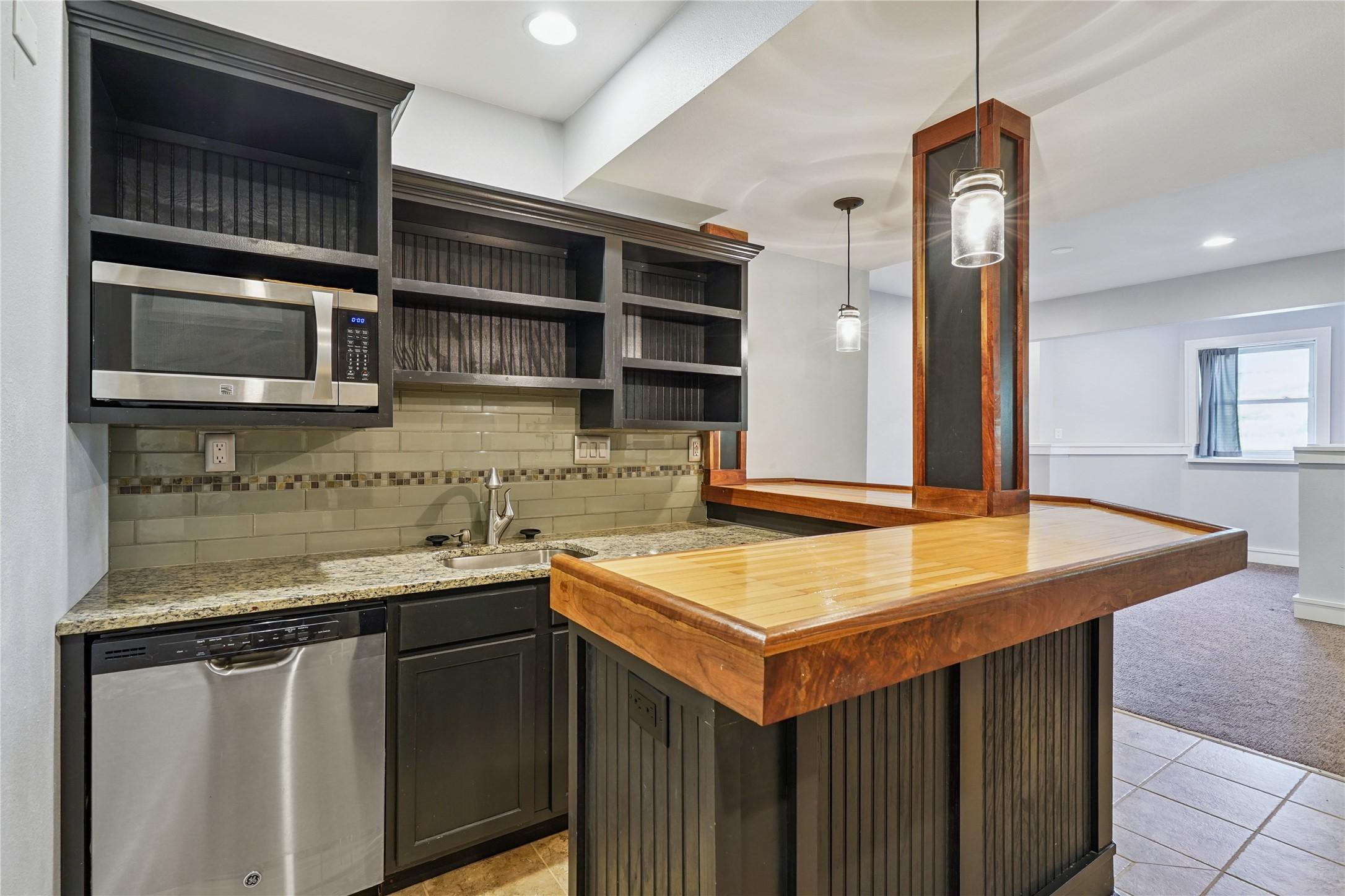 Urbandale, Iowa, 50323, United States, 5 Bedrooms Bedrooms, ,5 BathroomsBathrooms,Residential,For Sale,1978206